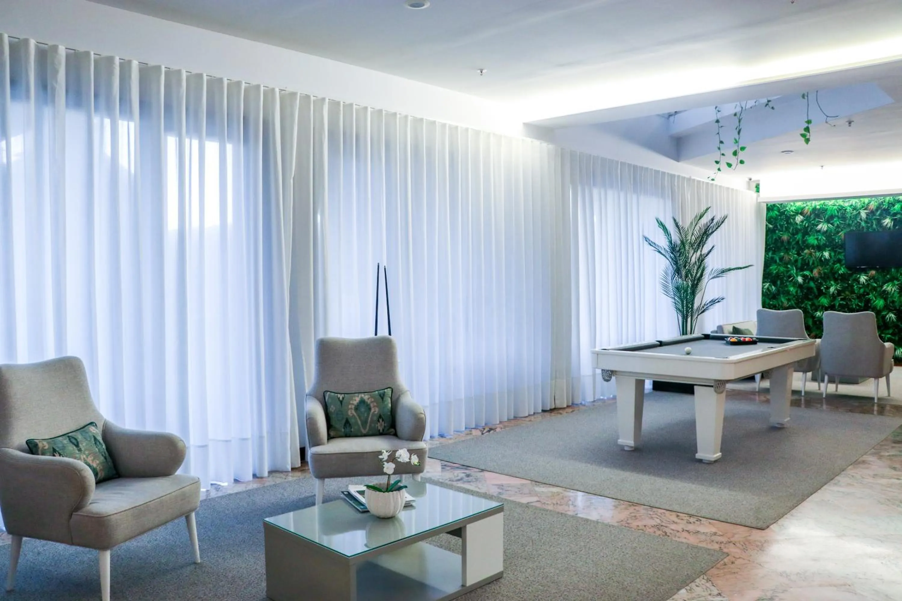 Communal lounge/ TV room in Hotel São Bento da Porta Aberta & Spa