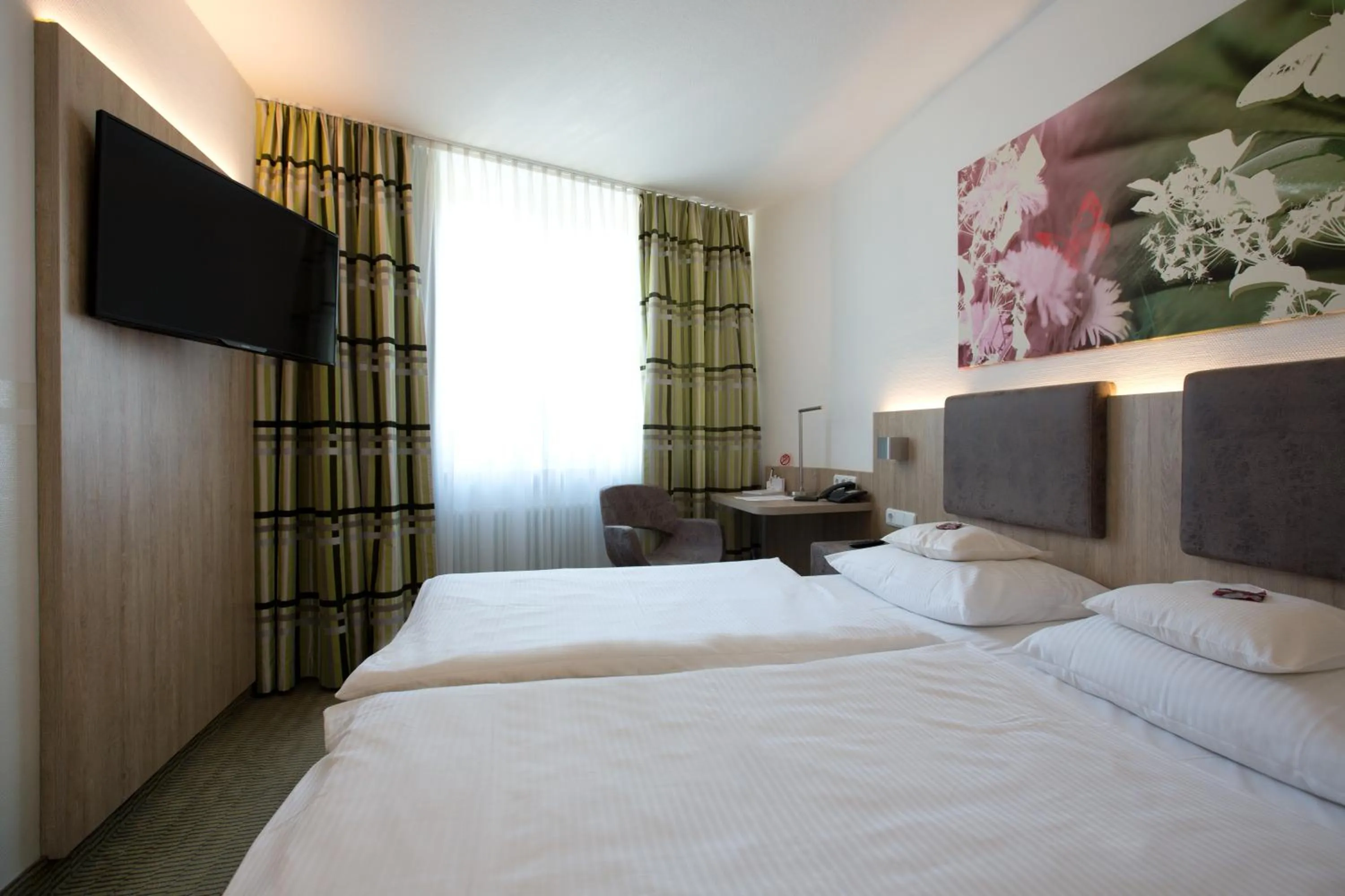Photo of the whole room, Bed in Central Hotel Eschborn