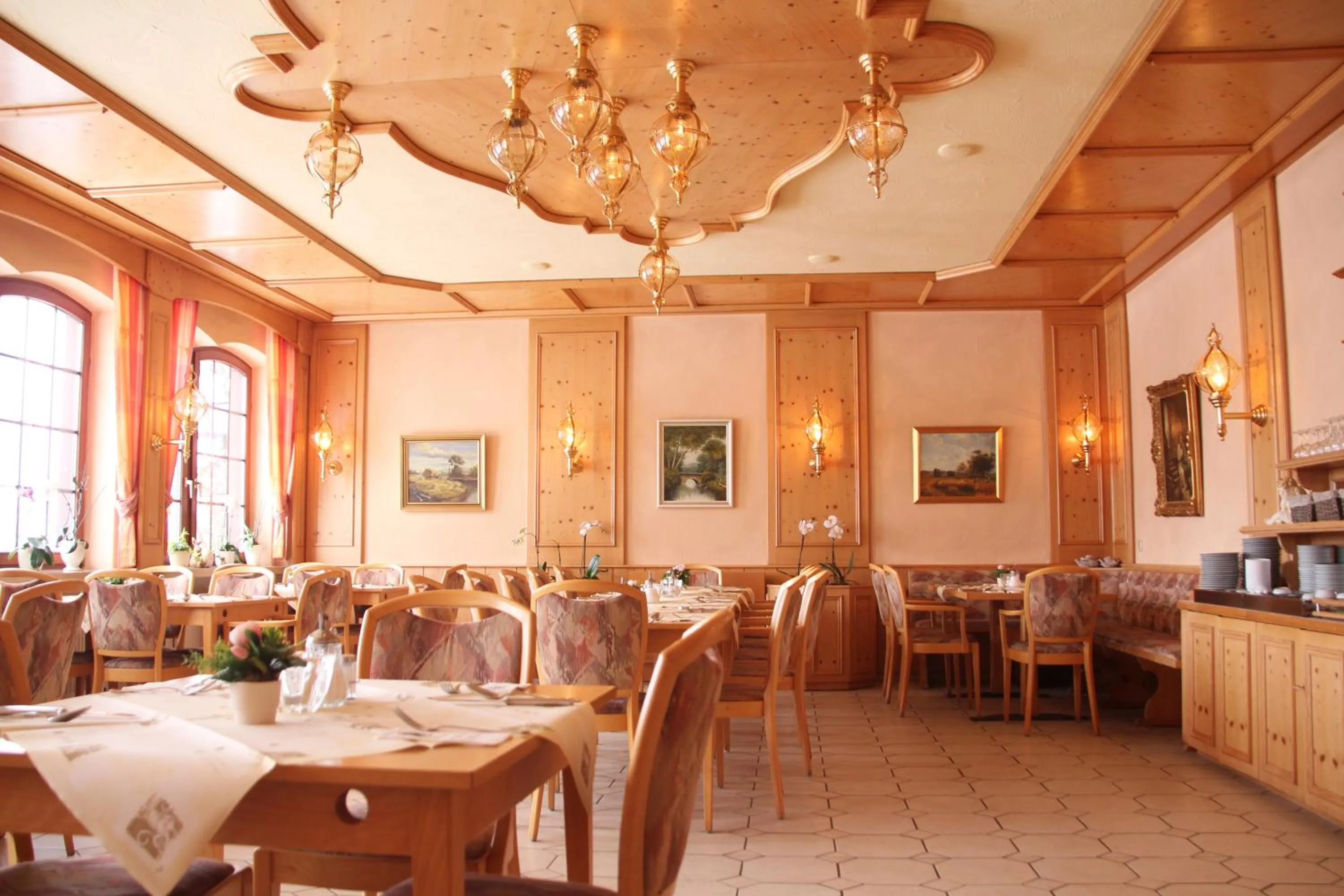 Restaurant/places to eat in Central-Hotel