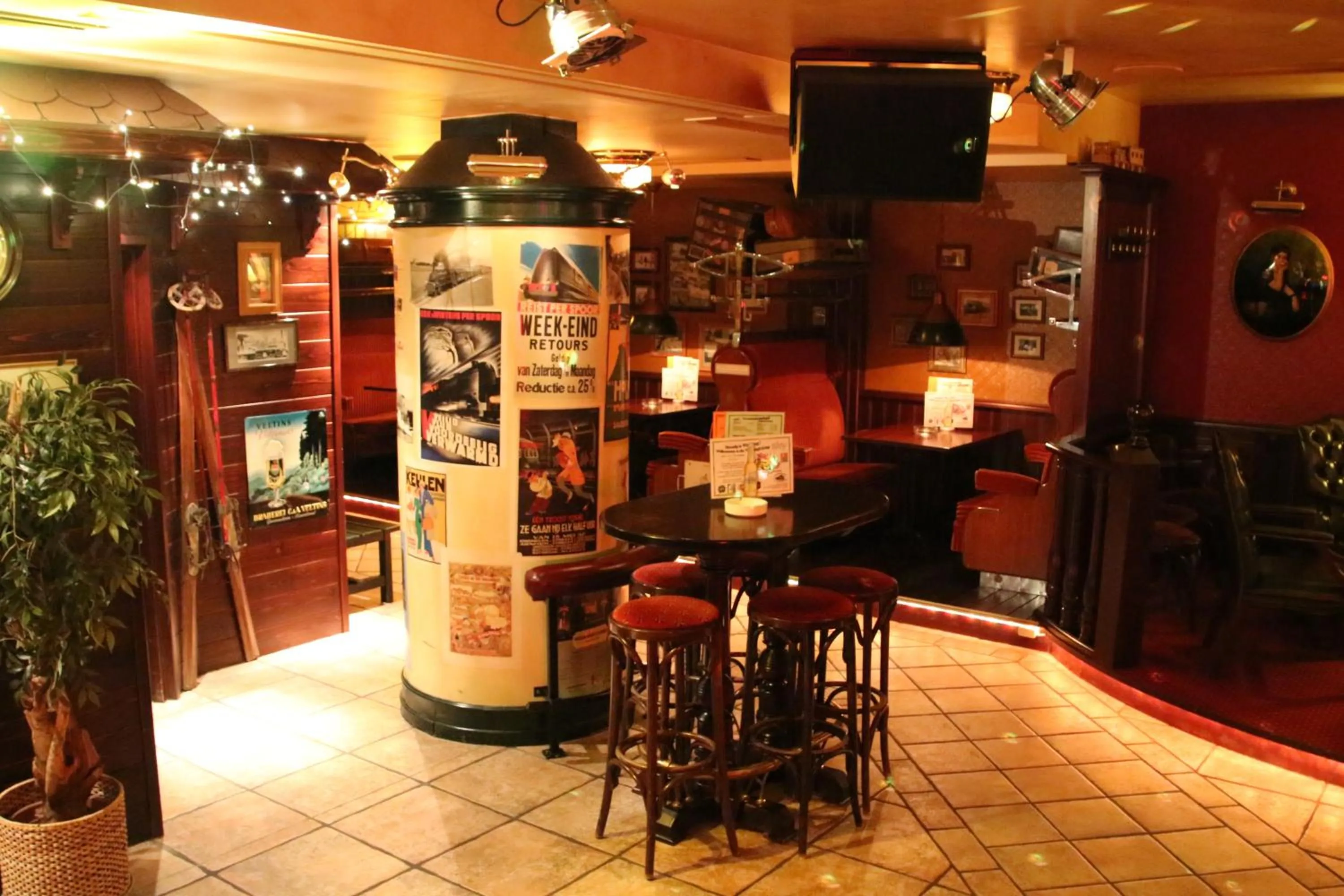 Restaurant/places to eat in Central-Hotel