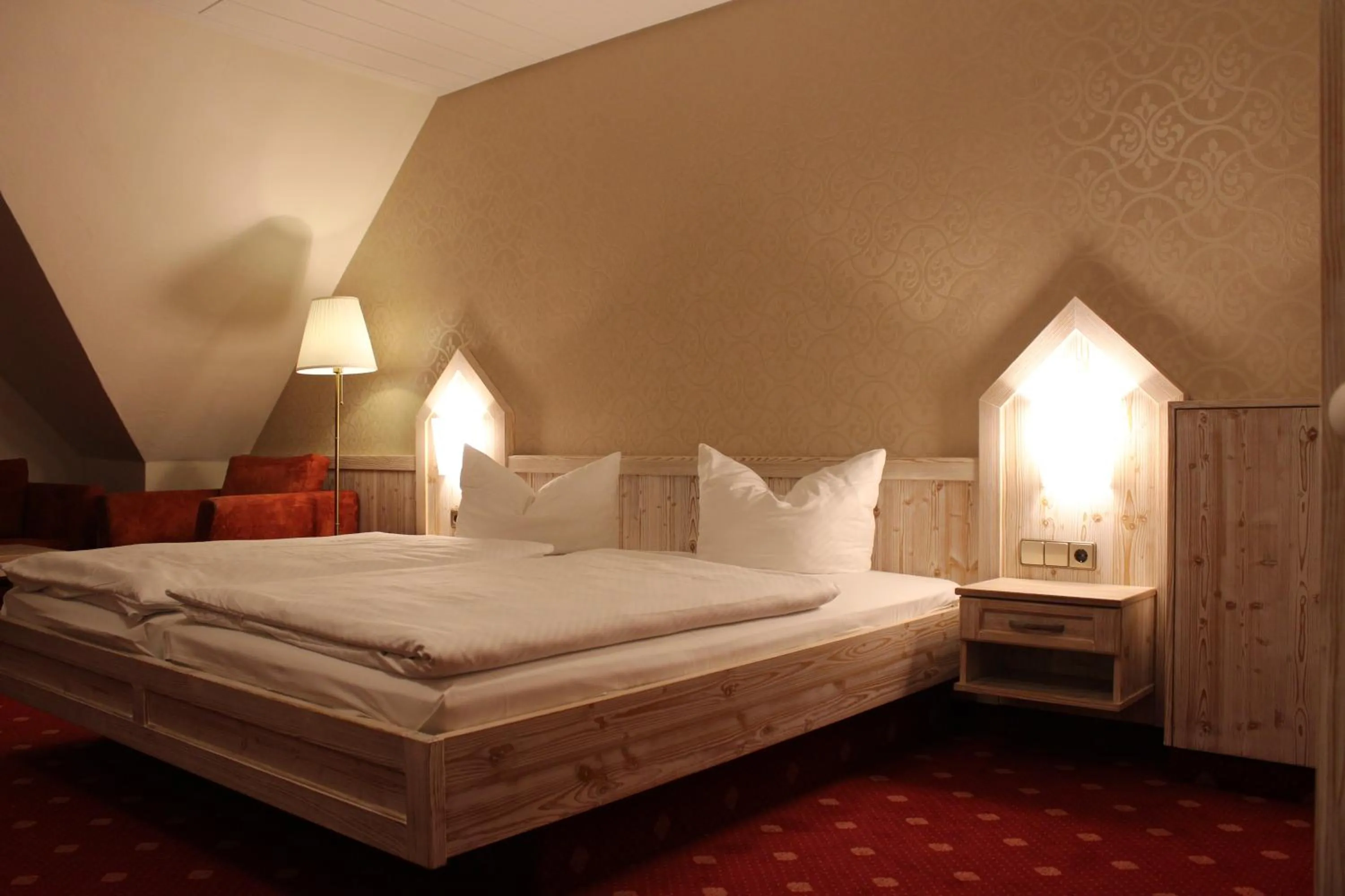 Seating area, Bed in Central-Hotel