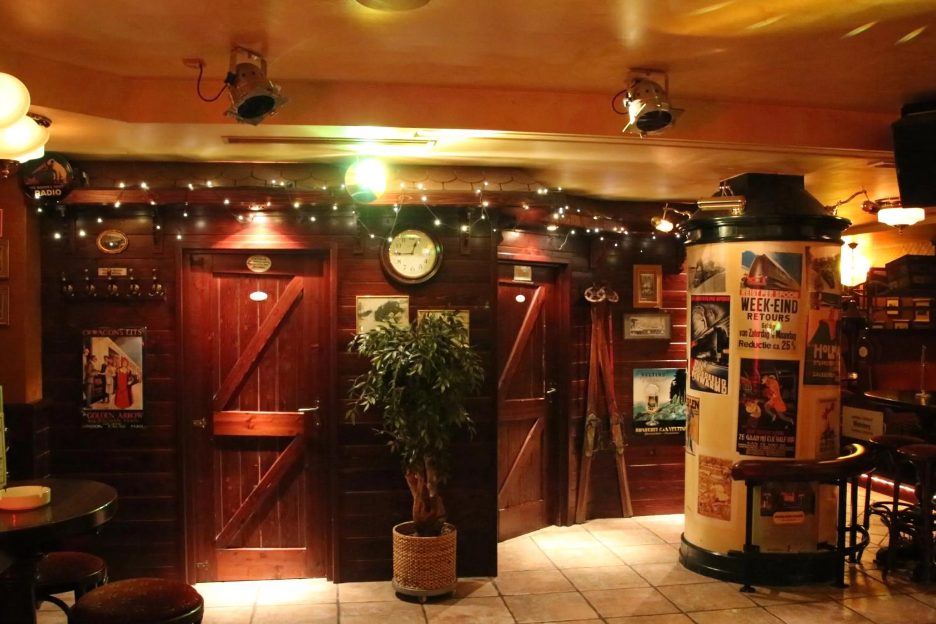 Restaurant/places to eat in Central-Hotel