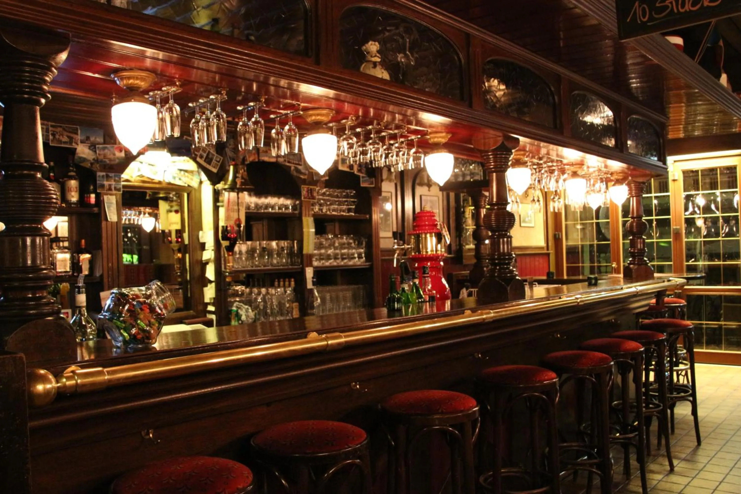 Restaurant/places to eat in Central-Hotel