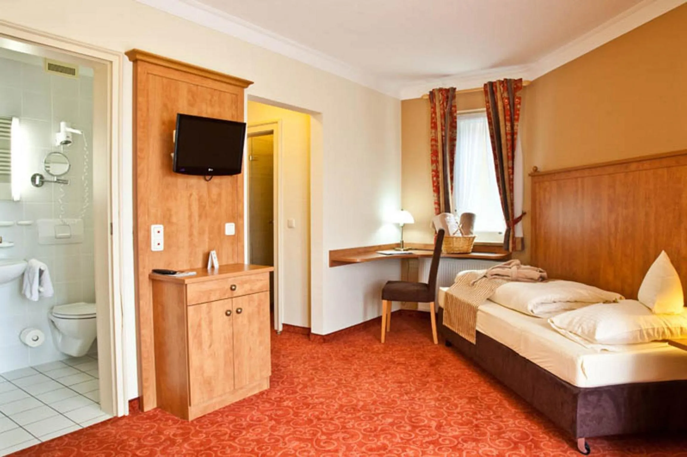 Photo of the whole room, Bed in Ringhotel Sonneck