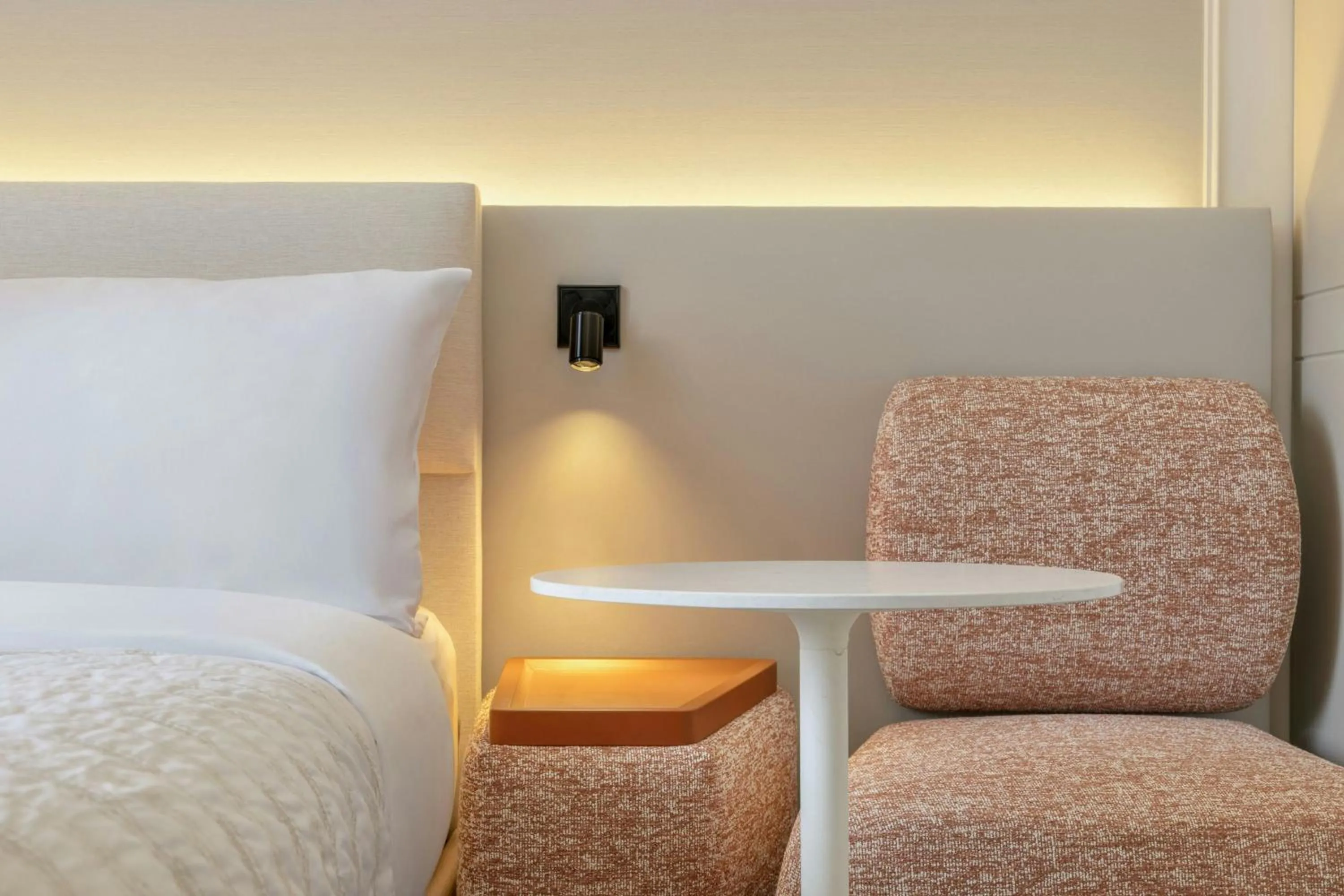 Photo of the whole room, Bed in Le Méridien Frankfurt