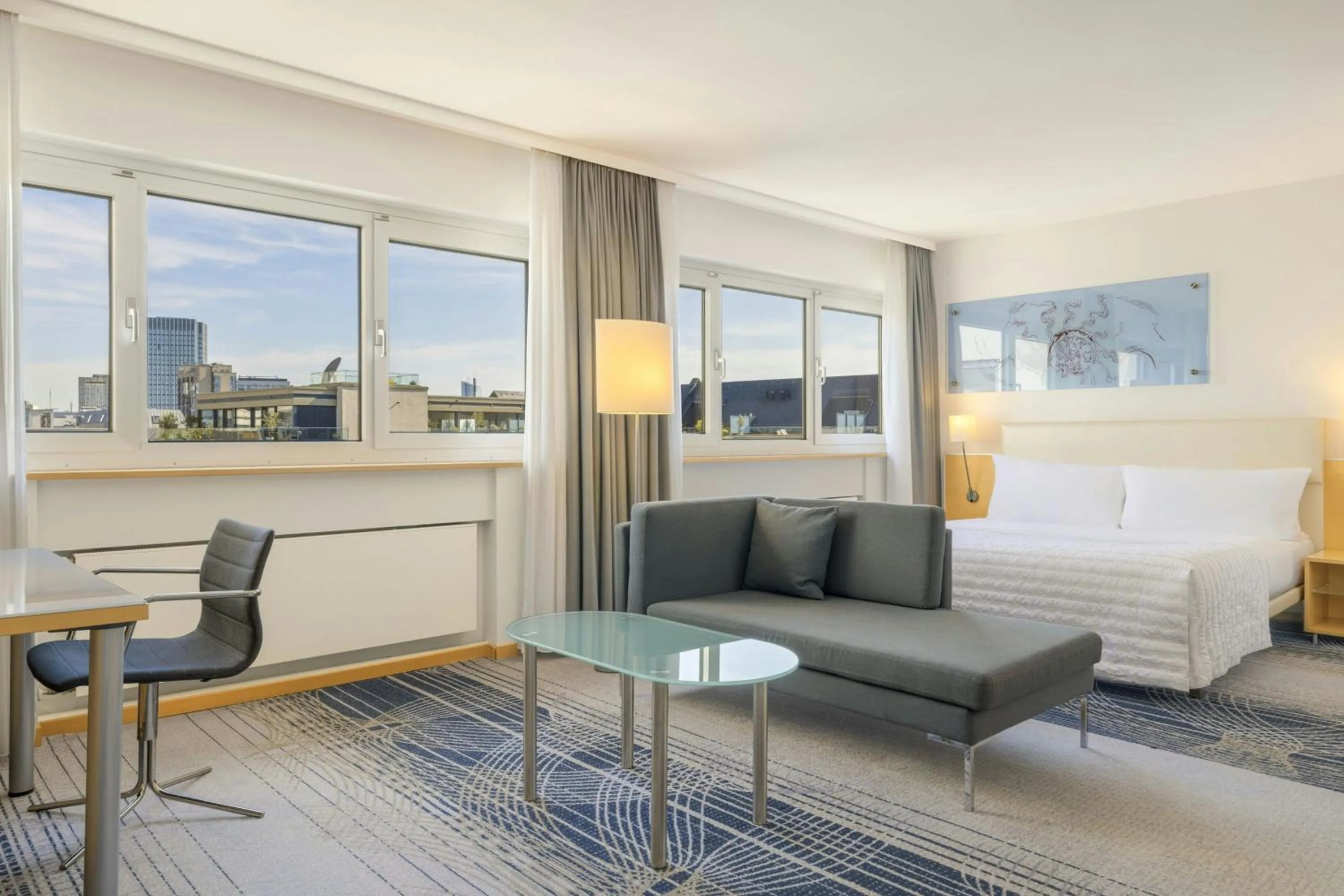 Photo of the whole room, Bed in Le Méridien Frankfurt