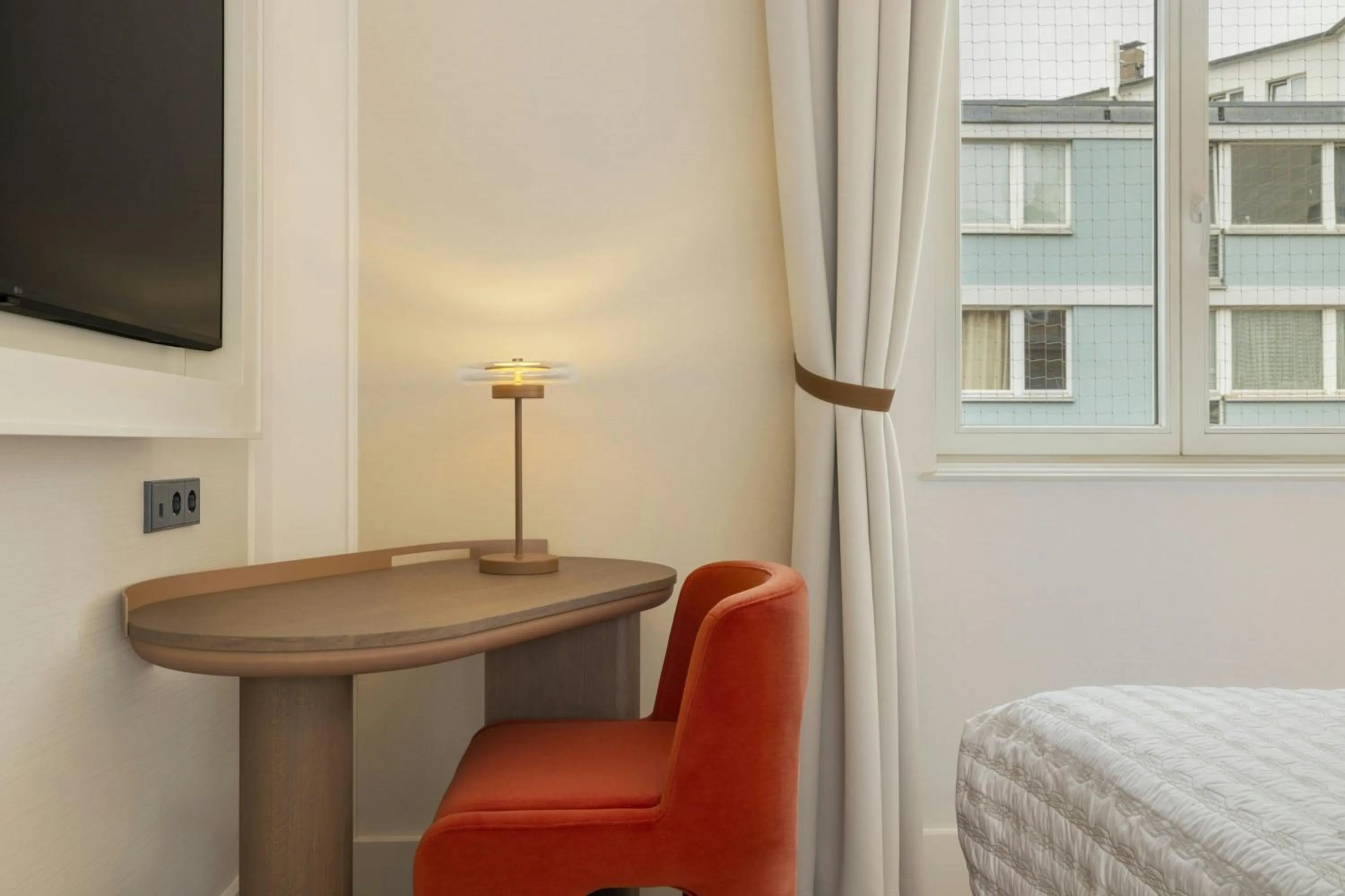 Photo of the whole room, Bed in Le Méridien Frankfurt