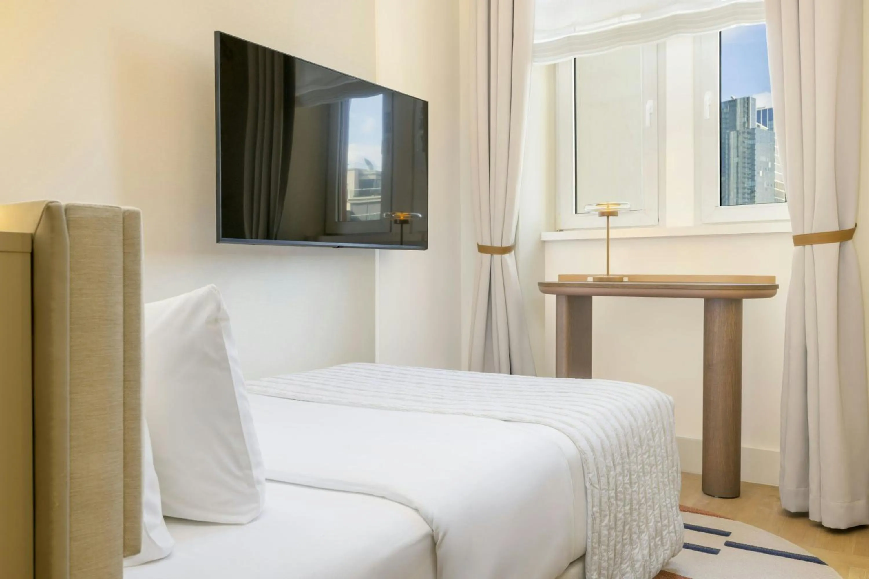 Bedroom, Bed in Le Méridien Frankfurt