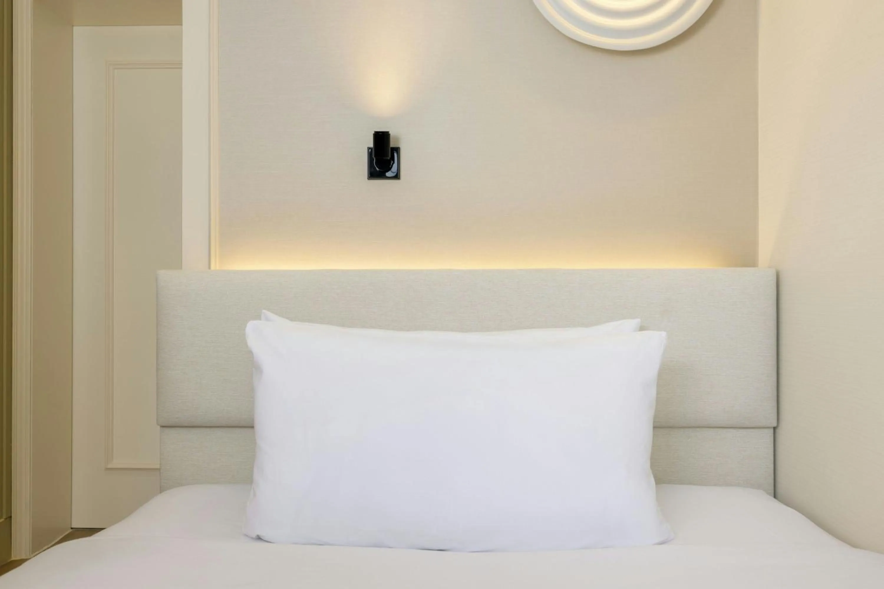 Photo of the whole room, Bed in Le Méridien Frankfurt