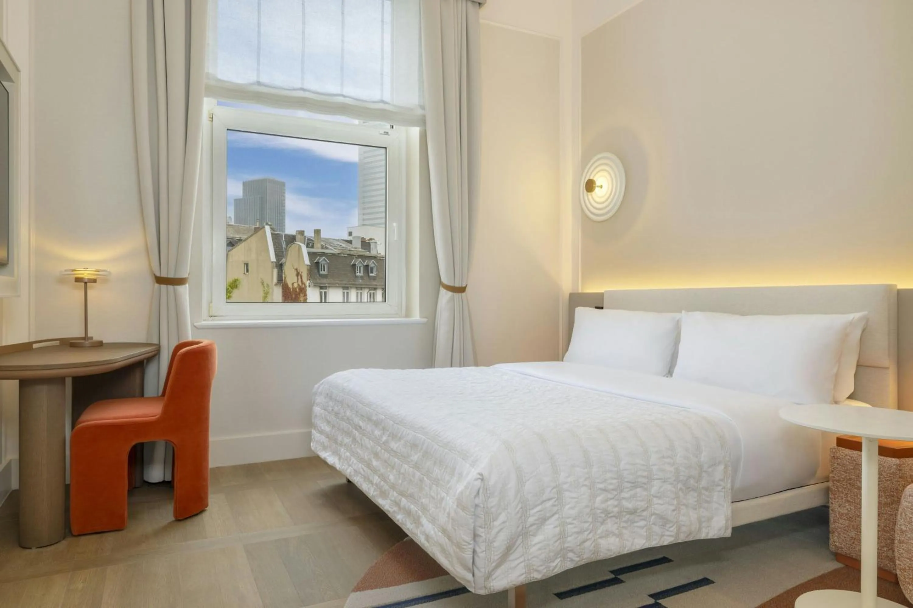 Photo of the whole room, Bed in Le Méridien Frankfurt