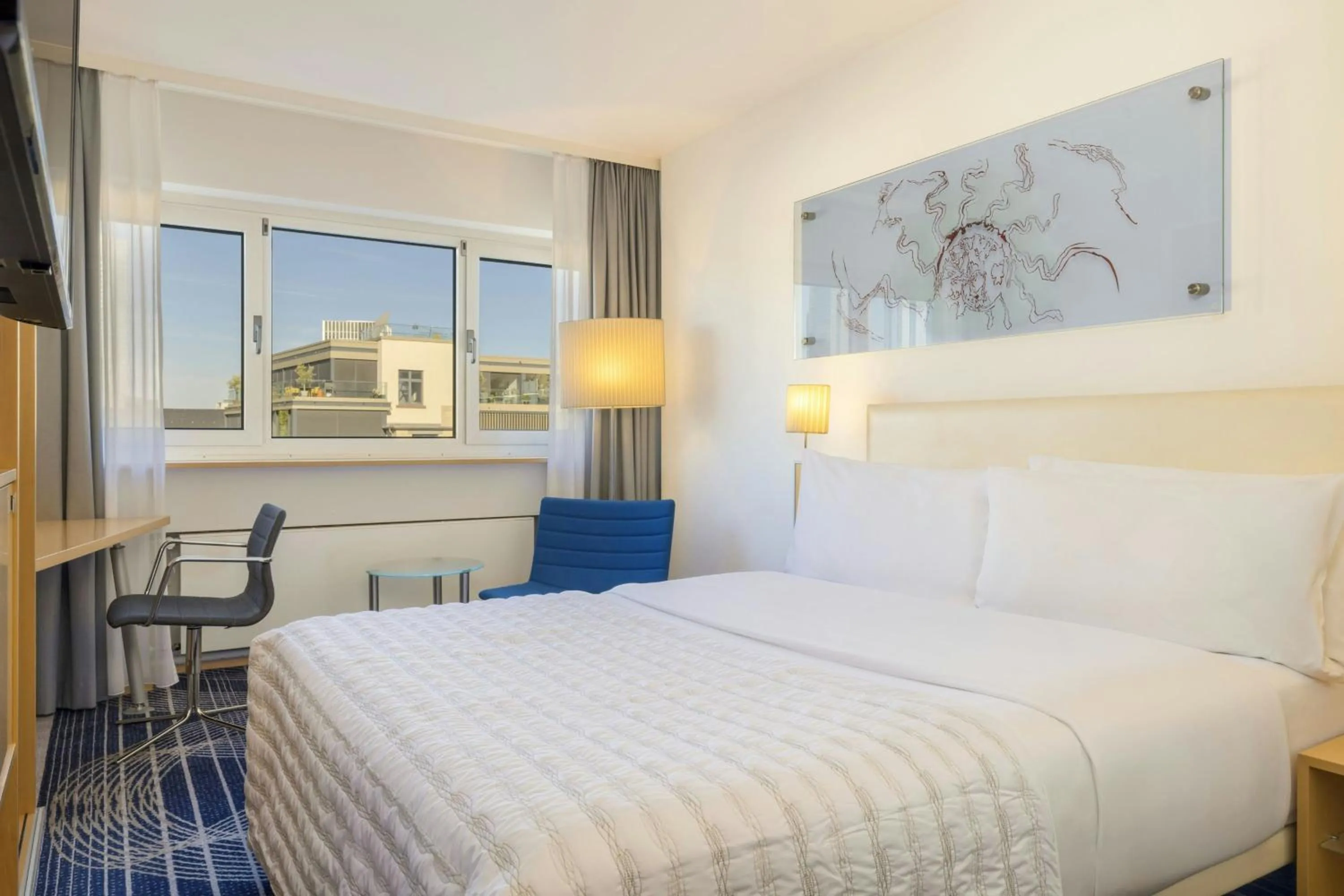 Photo of the whole room, Bed in Le Méridien Frankfurt