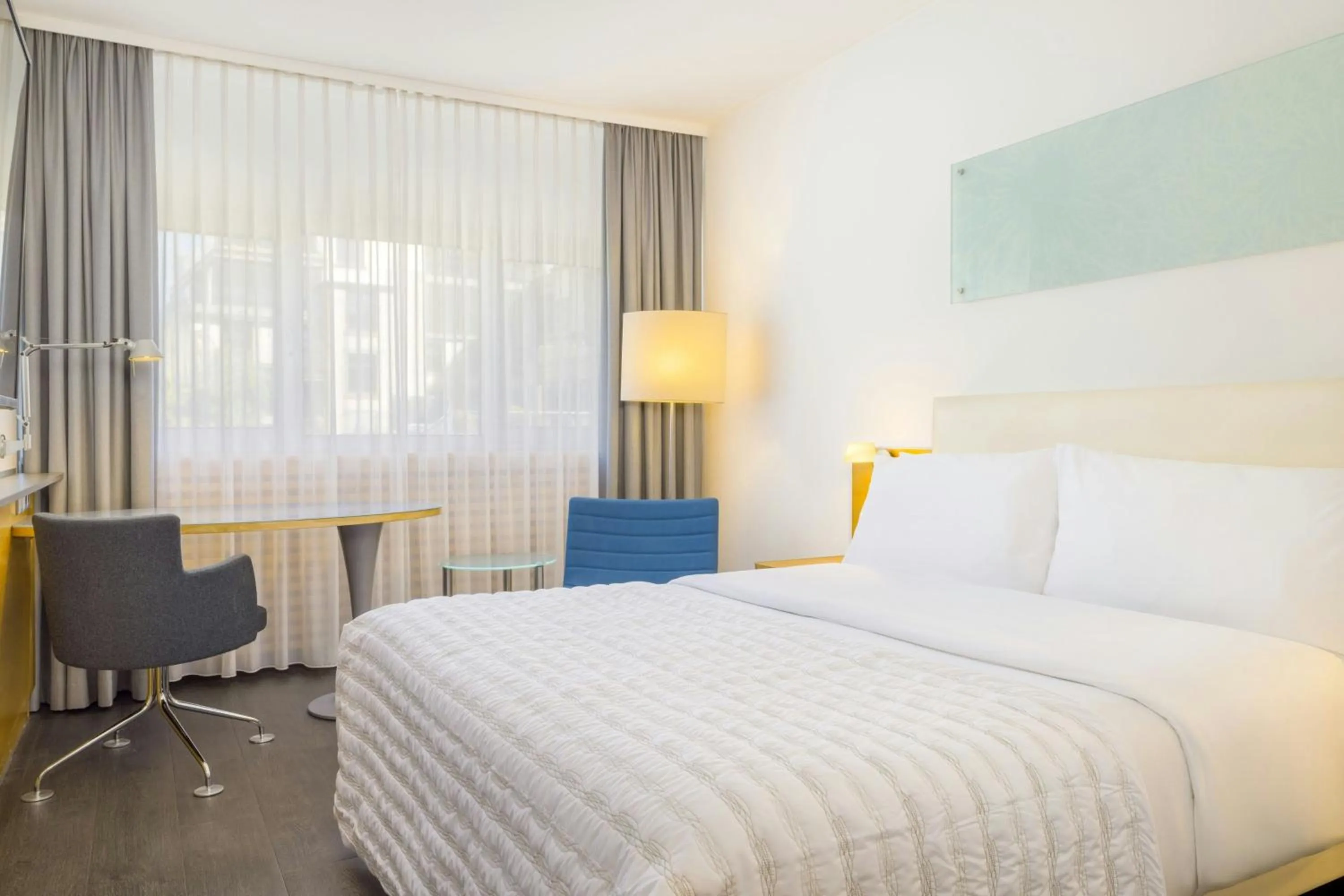 Photo of the whole room, Bed in Le Méridien Frankfurt