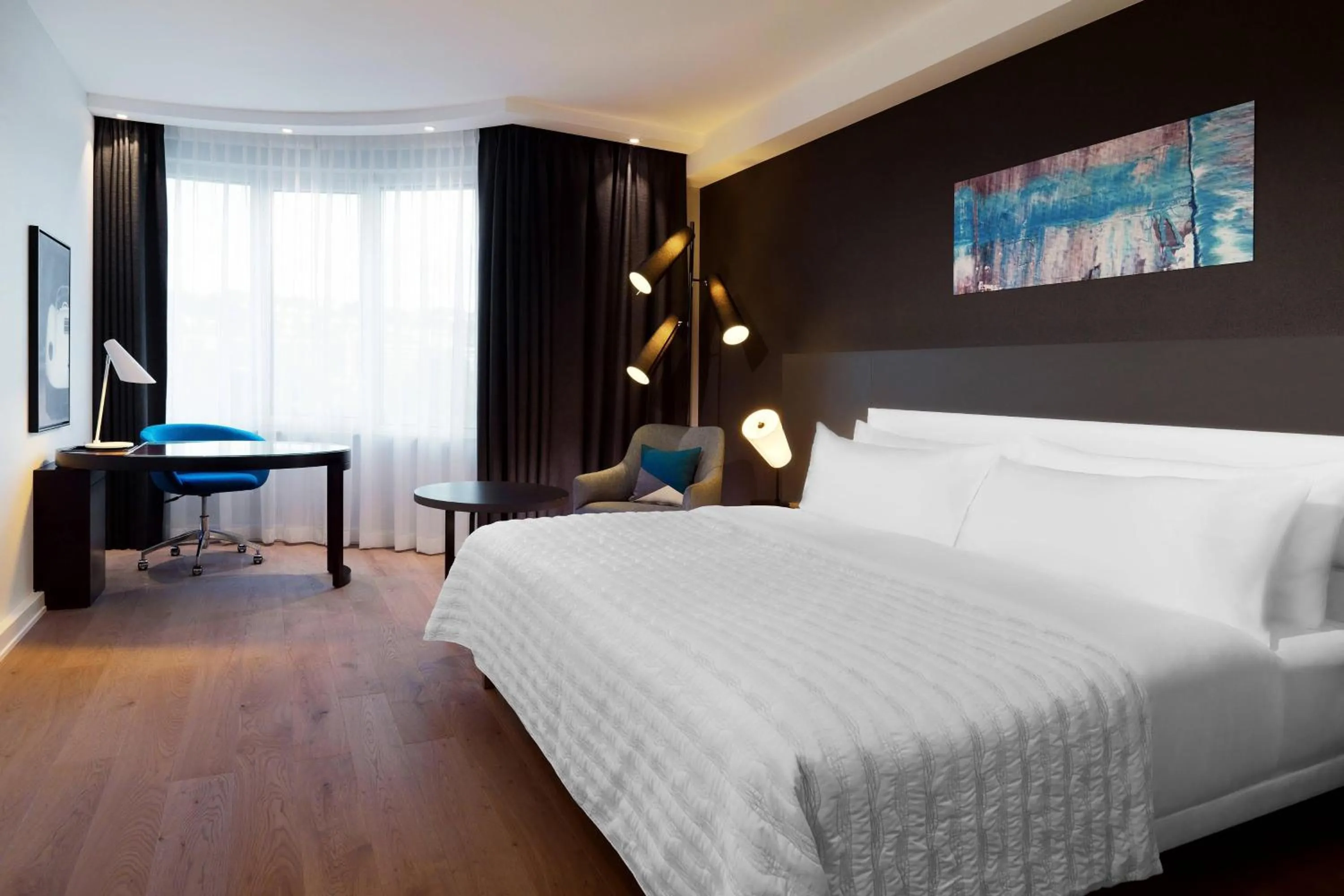 Photo of the whole room, Bed in Le Méridien Stuttgart