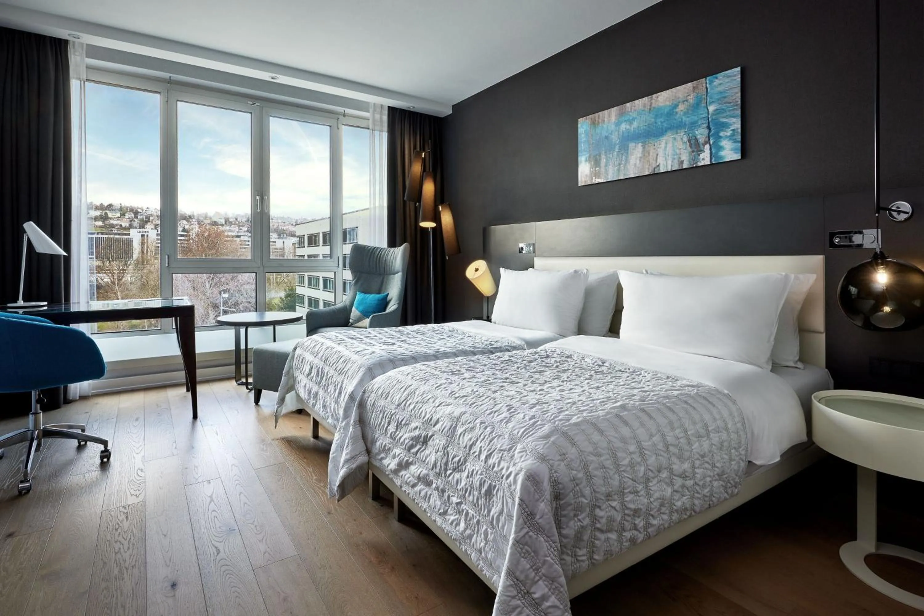 Photo of the whole room, Bed in Le Méridien Stuttgart