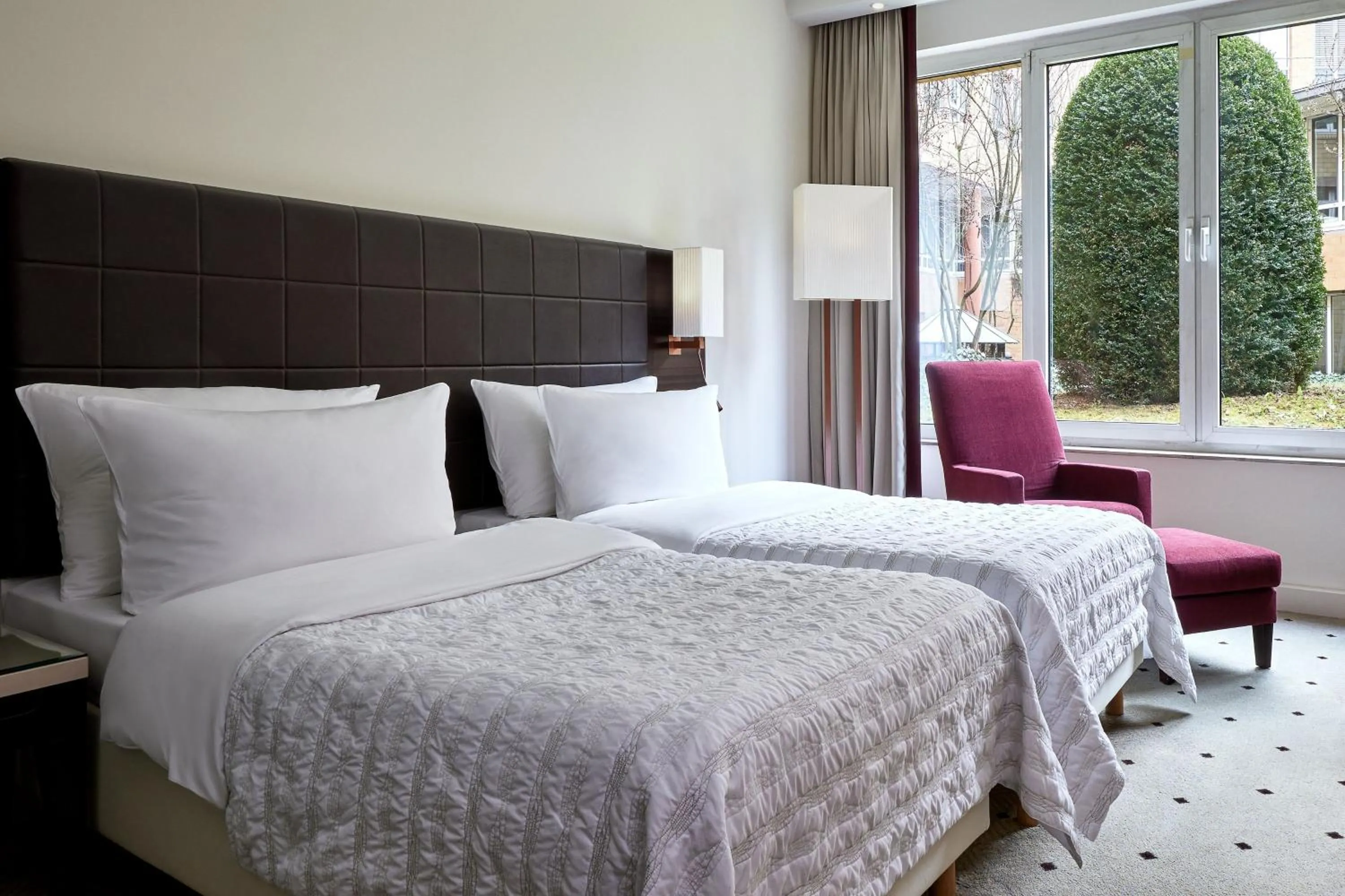 Photo of the whole room, Bed in Le Méridien Stuttgart