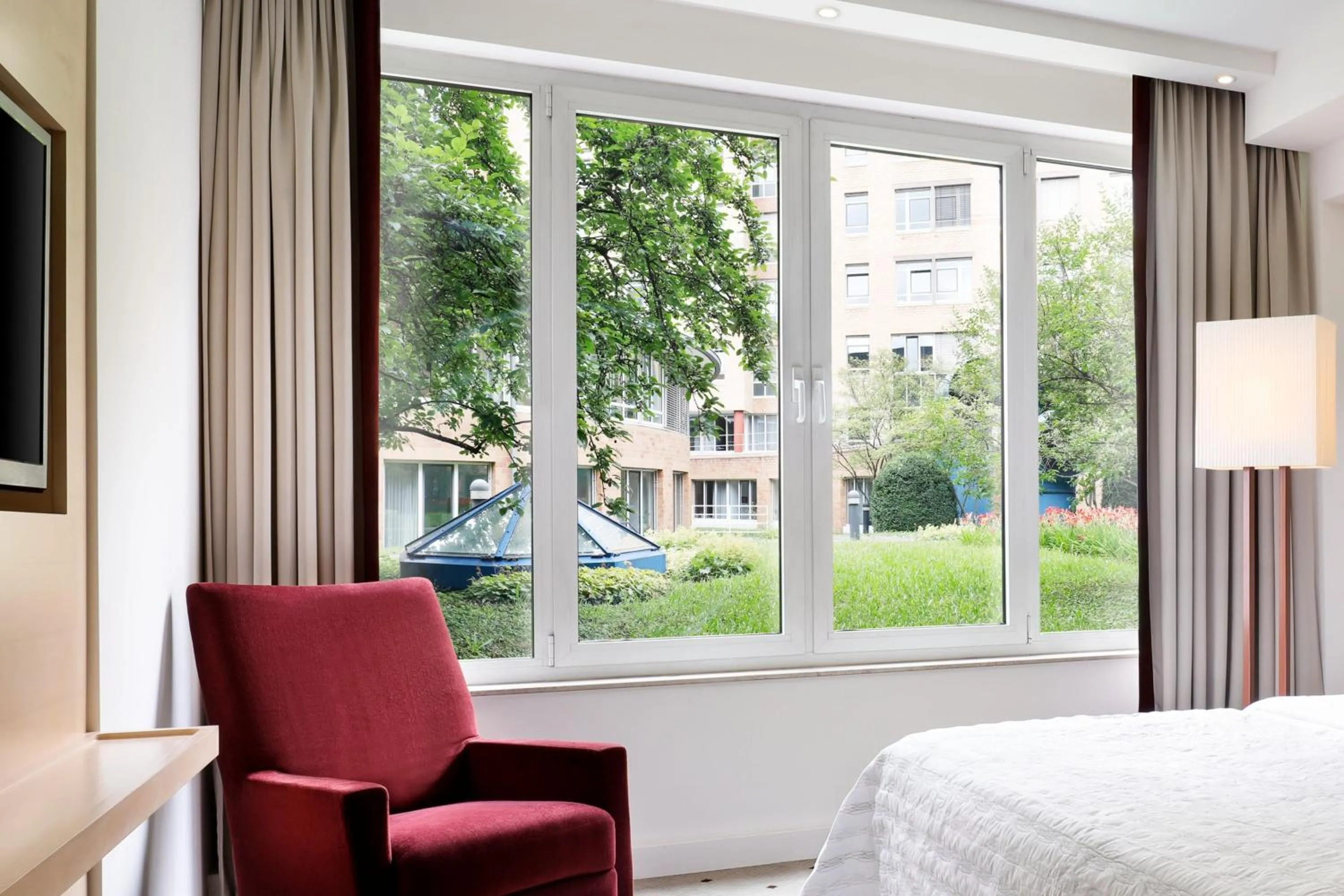 Photo of the whole room, Bed in Le Méridien Stuttgart