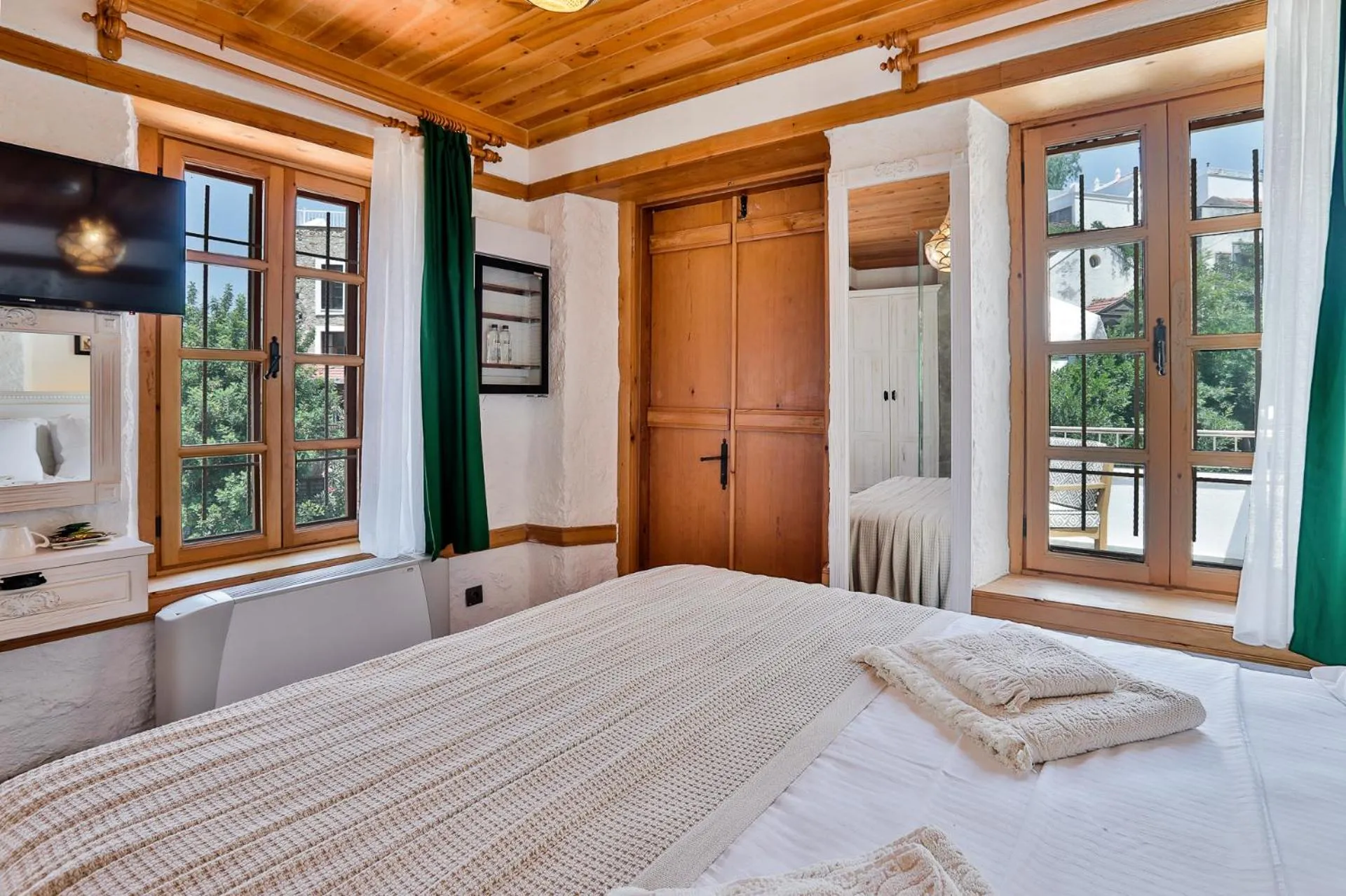 Bed in Pier House Hotel