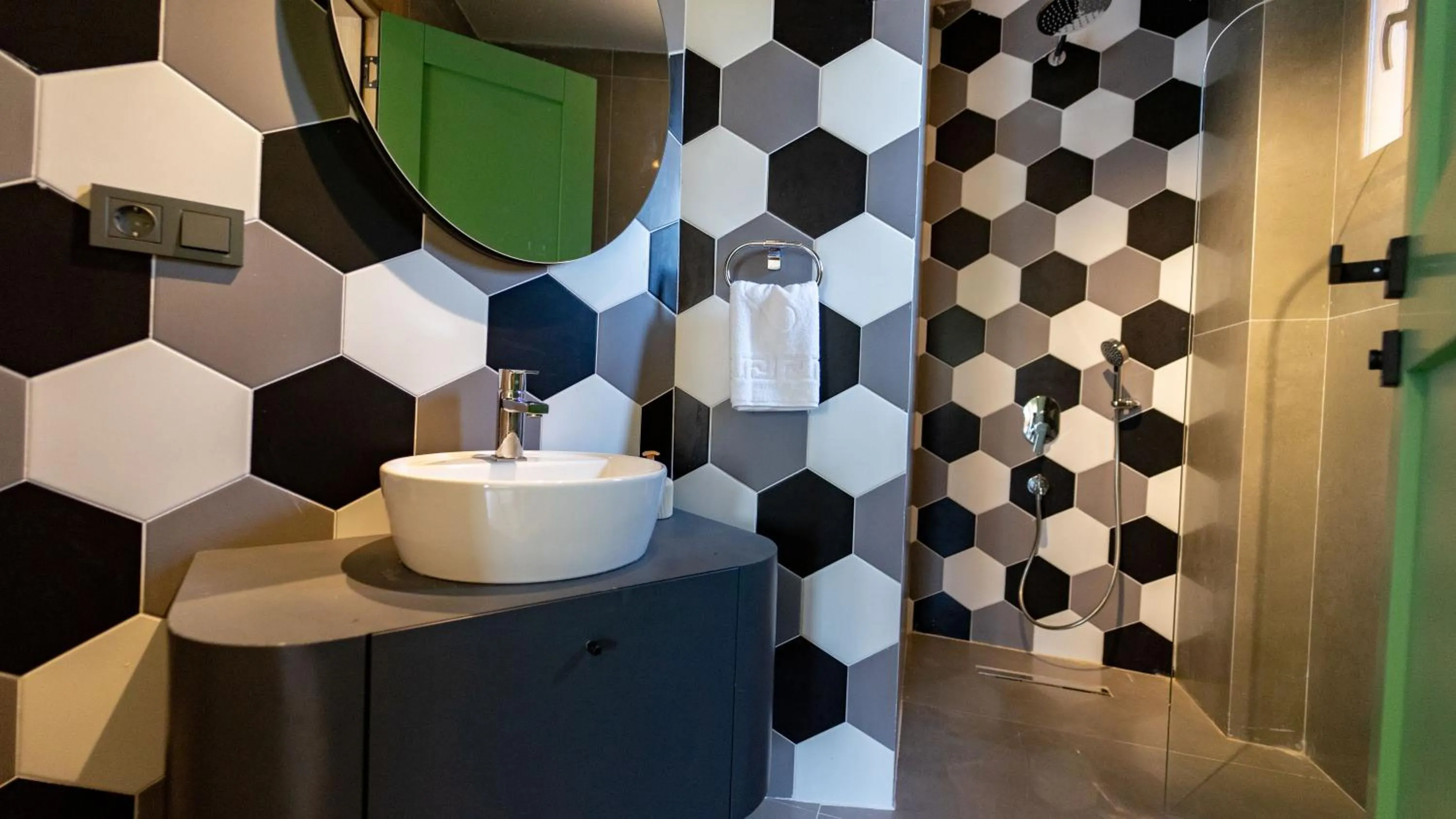 Shower, Bathroom in Pier House Hotel