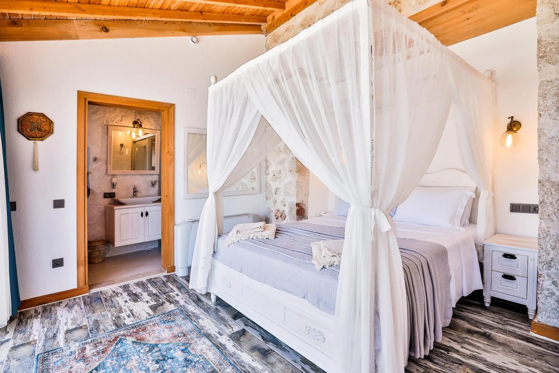 Bed in Pier House Hotel