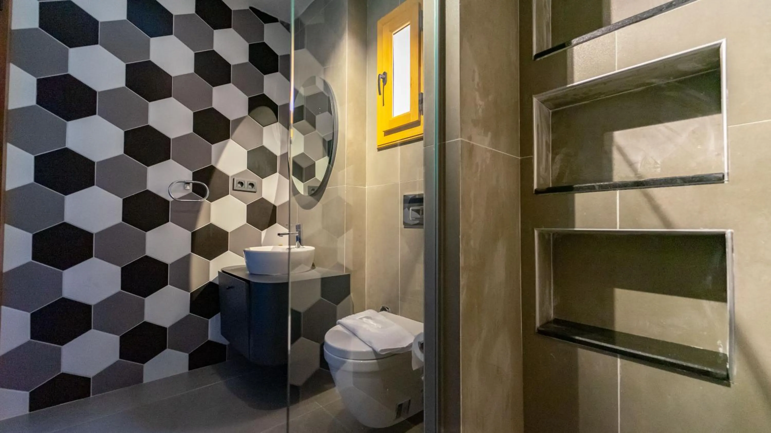 Shower, Bathroom in Pier House Hotel