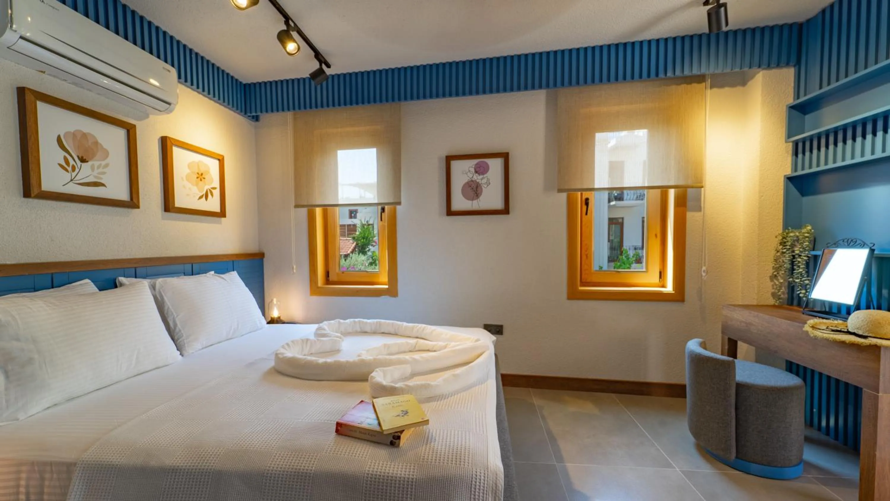 Bed in Pier House Hotel