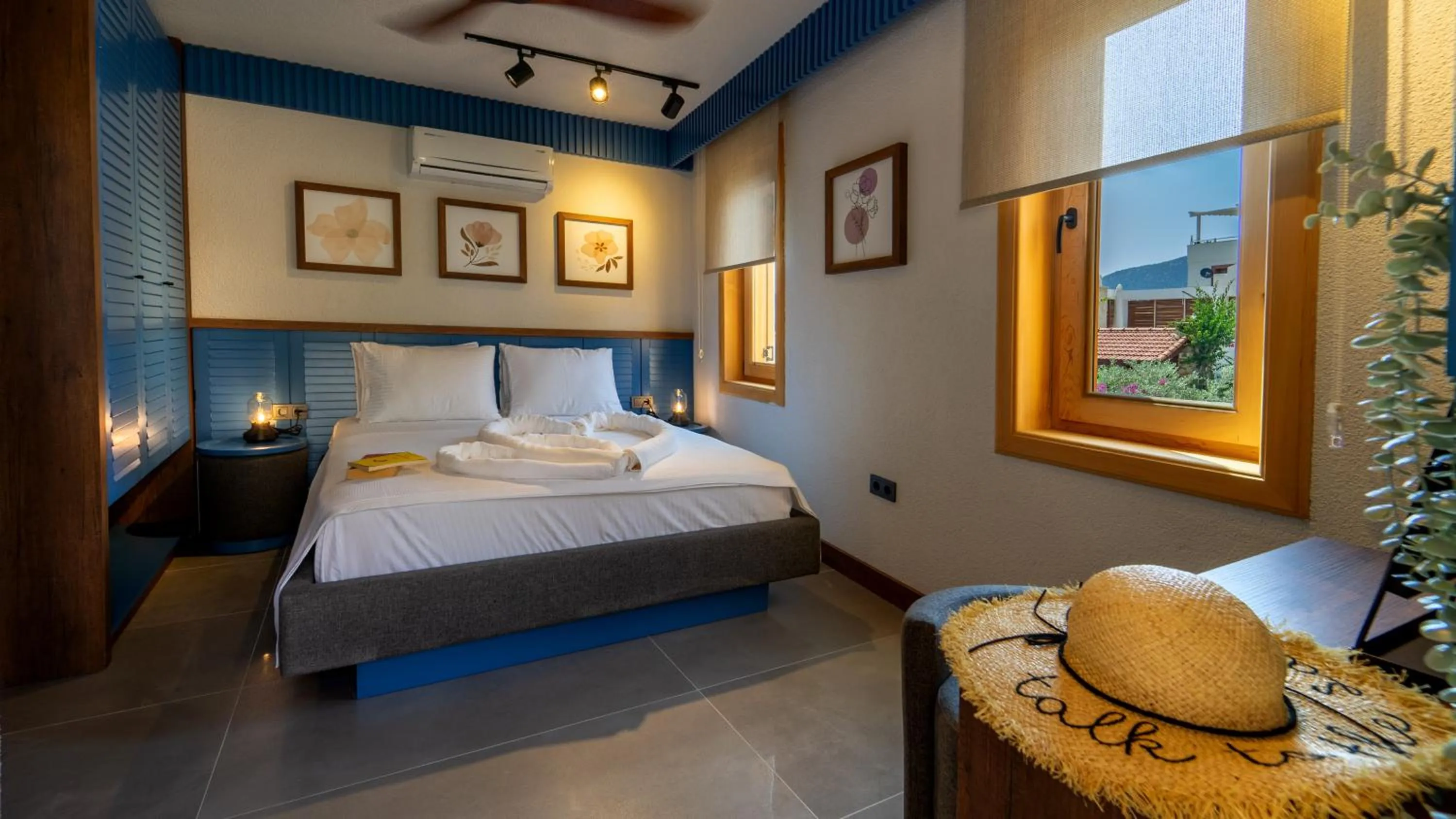 Bed in Pier House Hotel