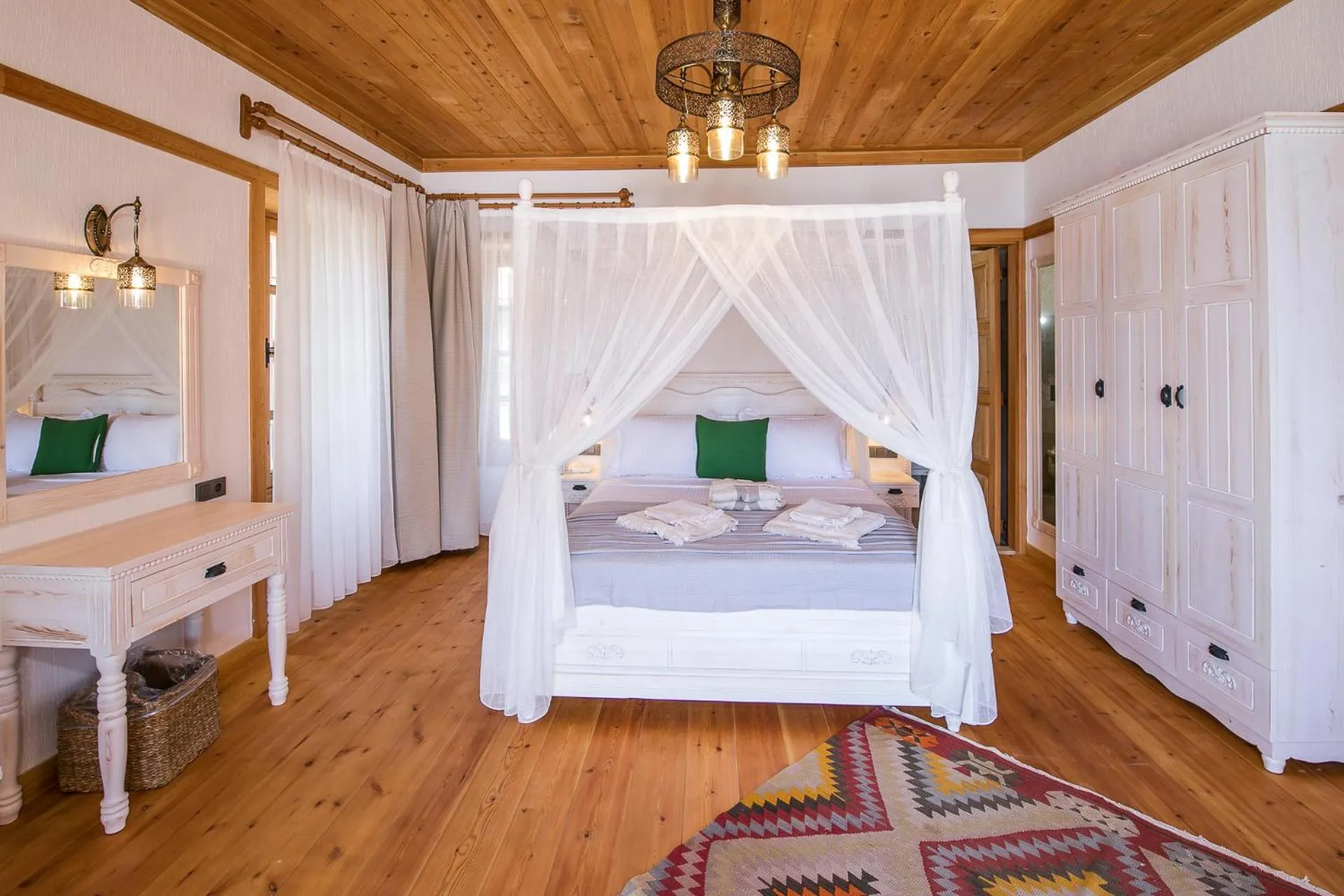 Bed in Pier House Hotel