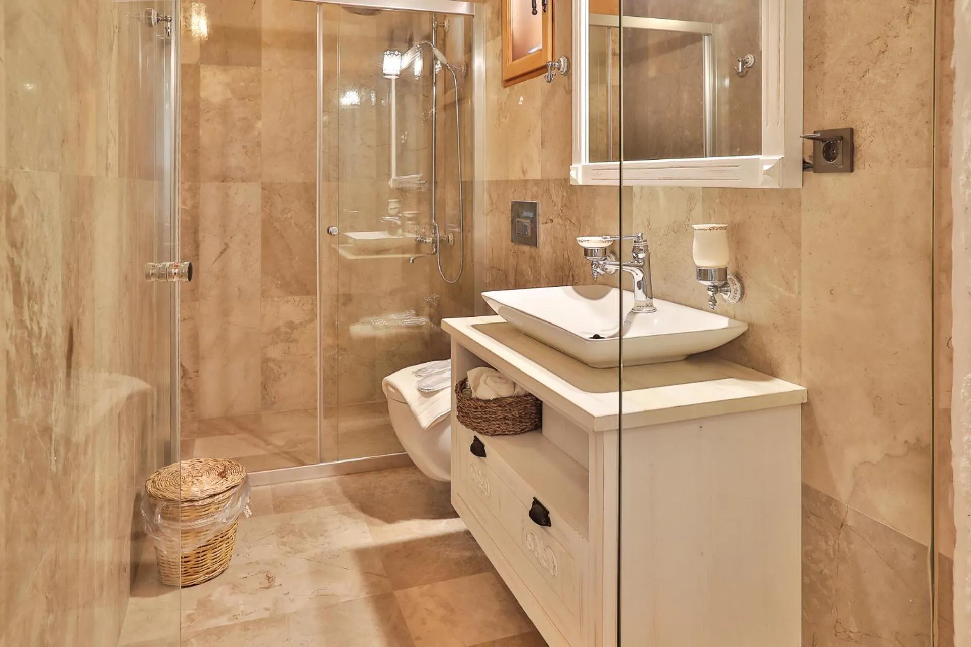 Shower, Bathroom in Pier House Hotel