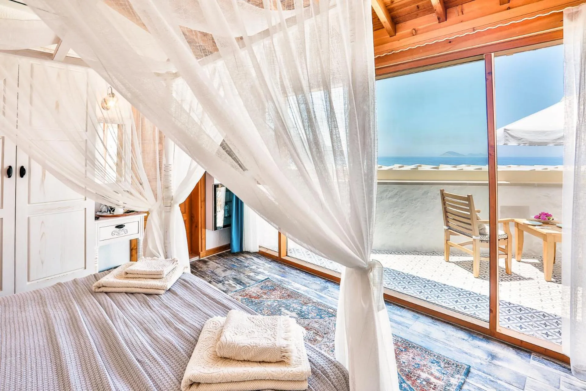 Bed in Pier House Hotel