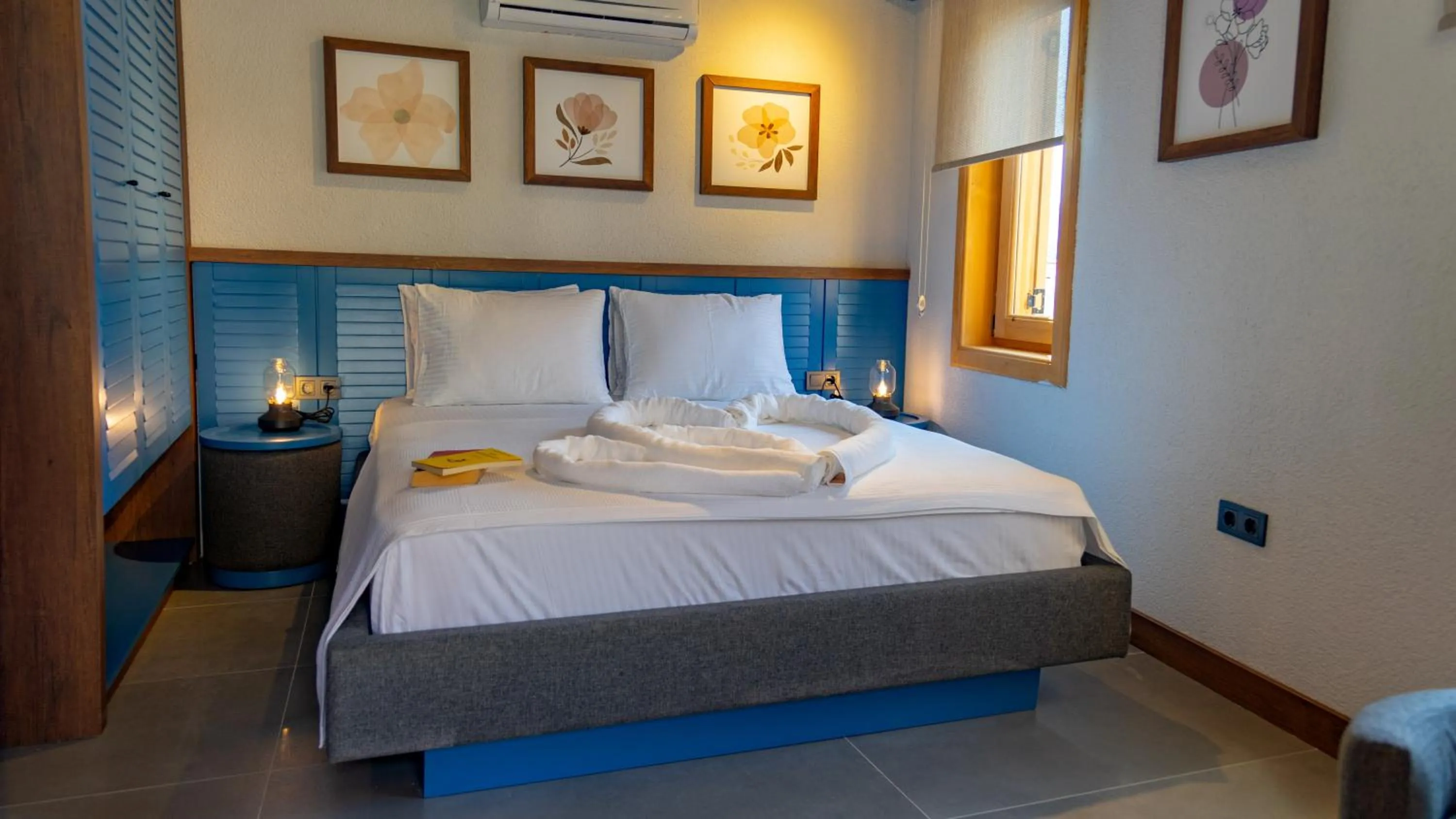 Bed in Pier House Hotel