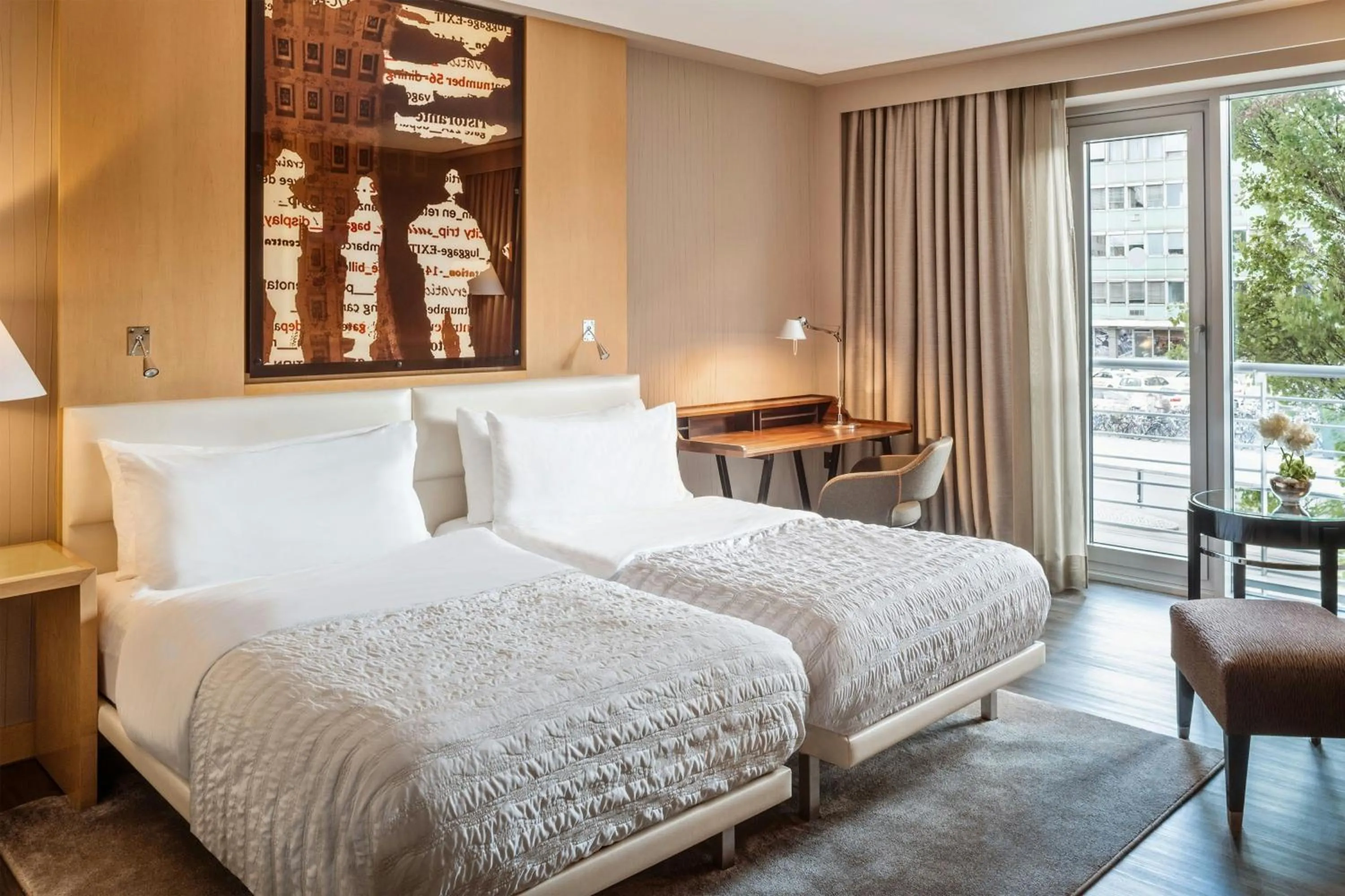 Photo of the whole room, Bed in Le Meridien Munich