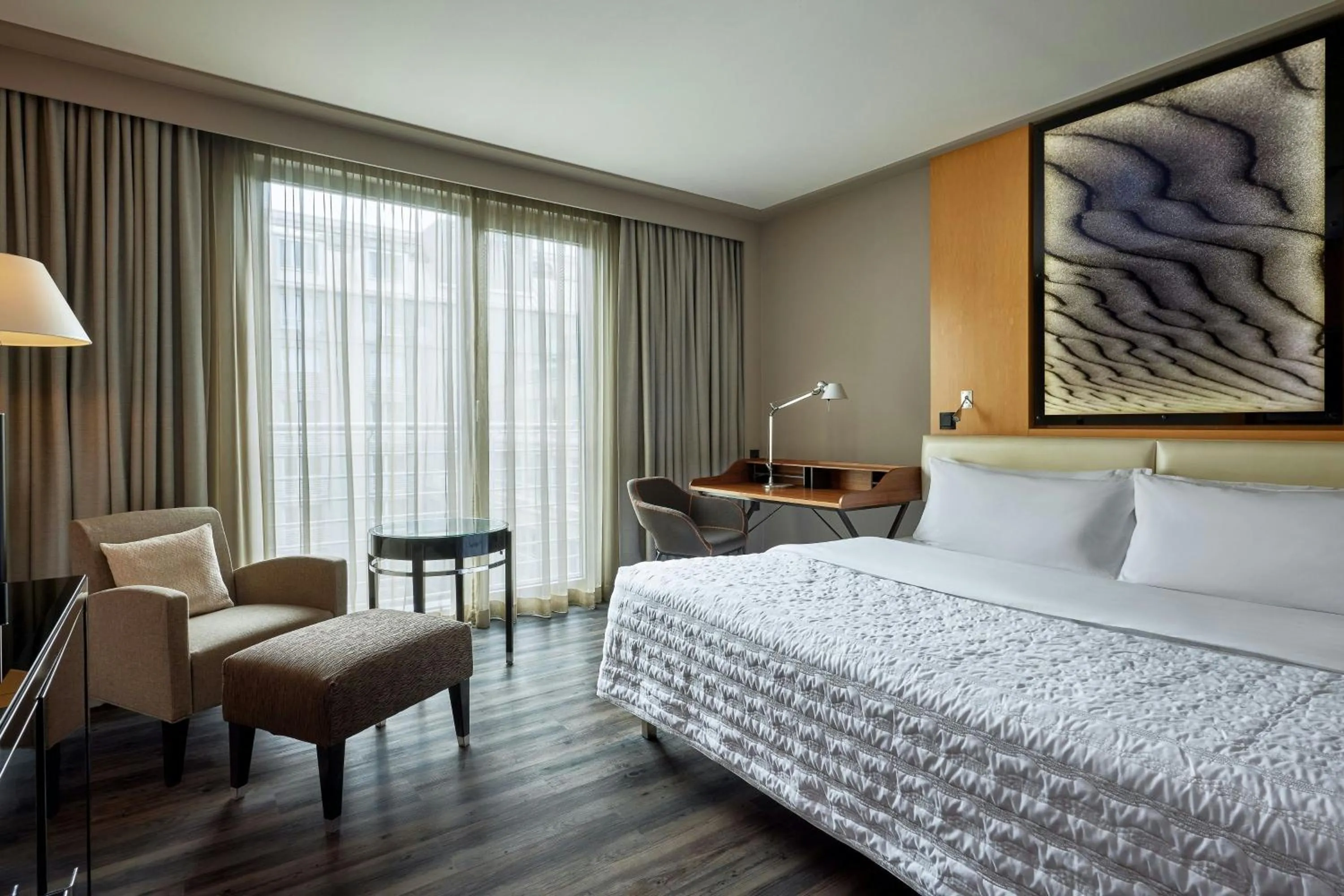 Photo of the whole room, Bed in Le Meridien Munich