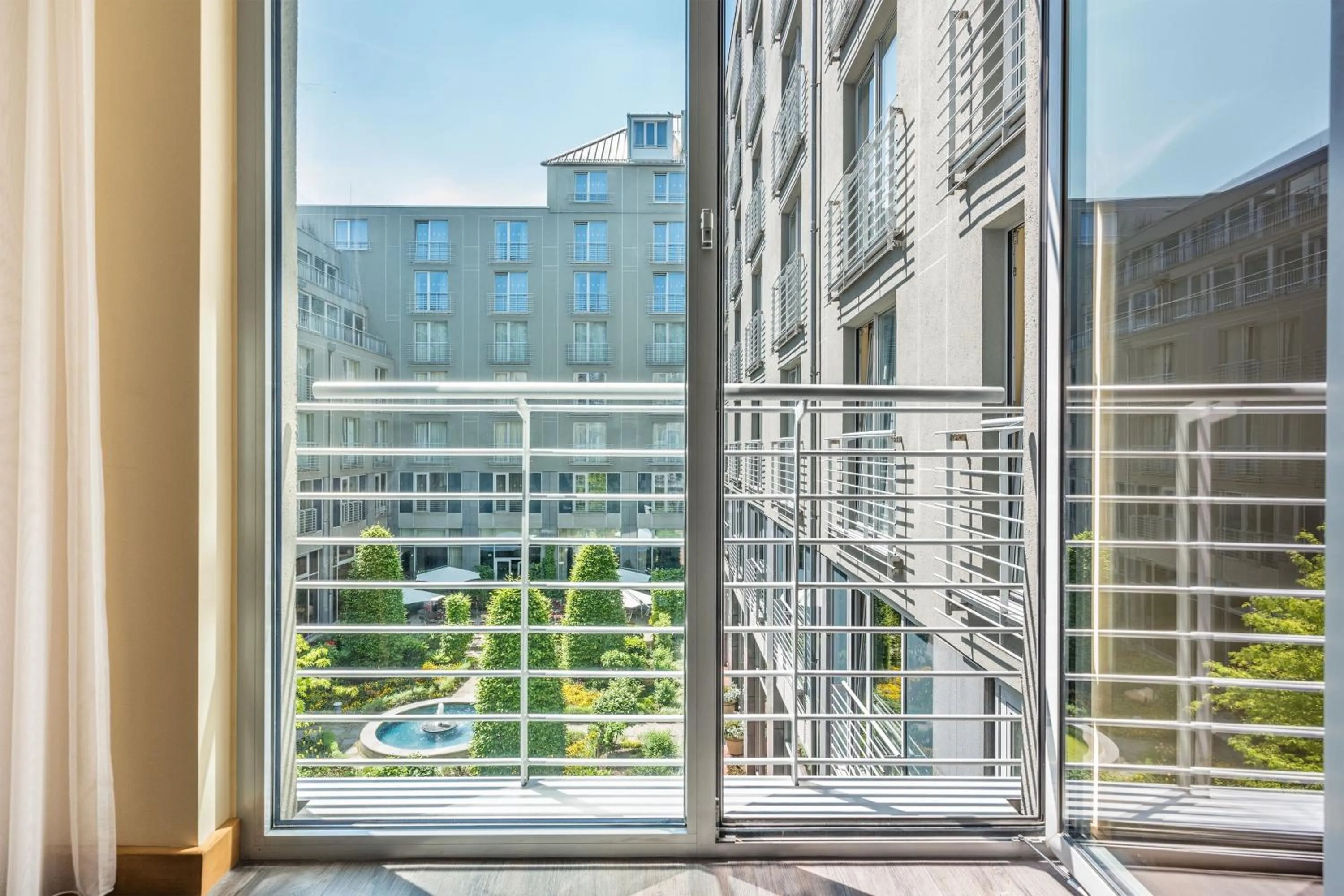 Photo of the whole room in Le Meridien Munich