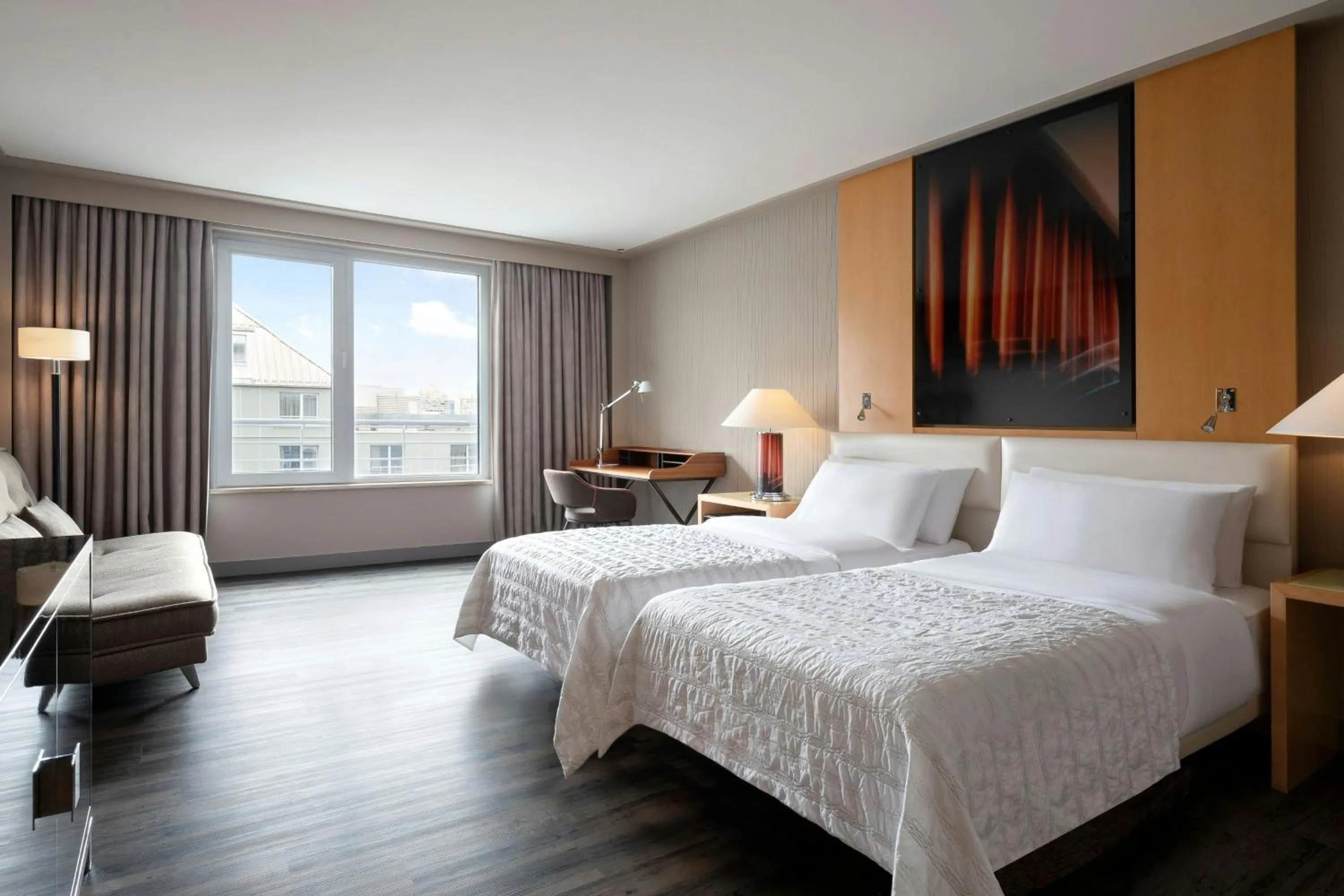 Photo of the whole room, Bed in Le Meridien Munich