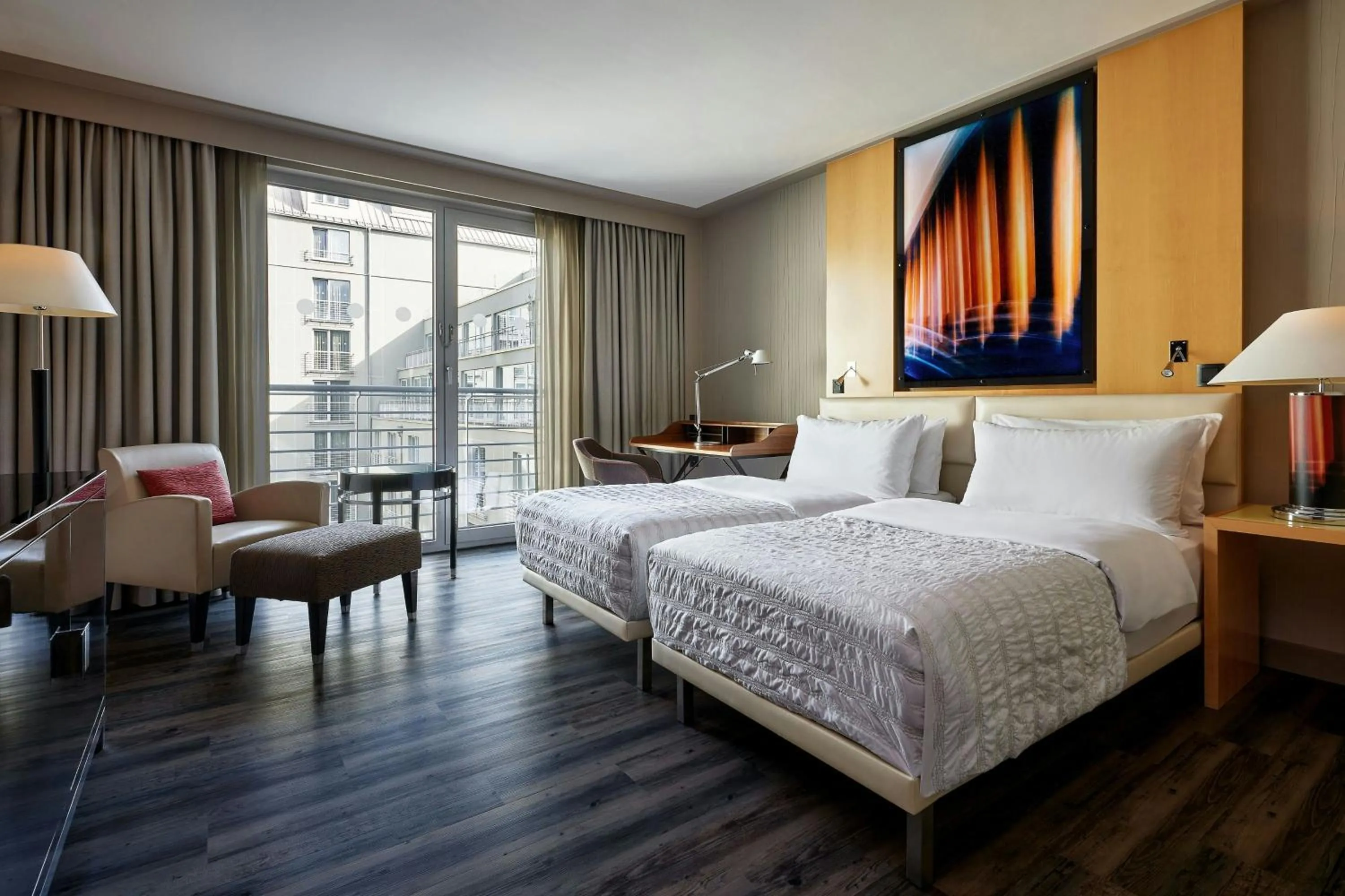 Photo of the whole room, Bed in Le Meridien Munich