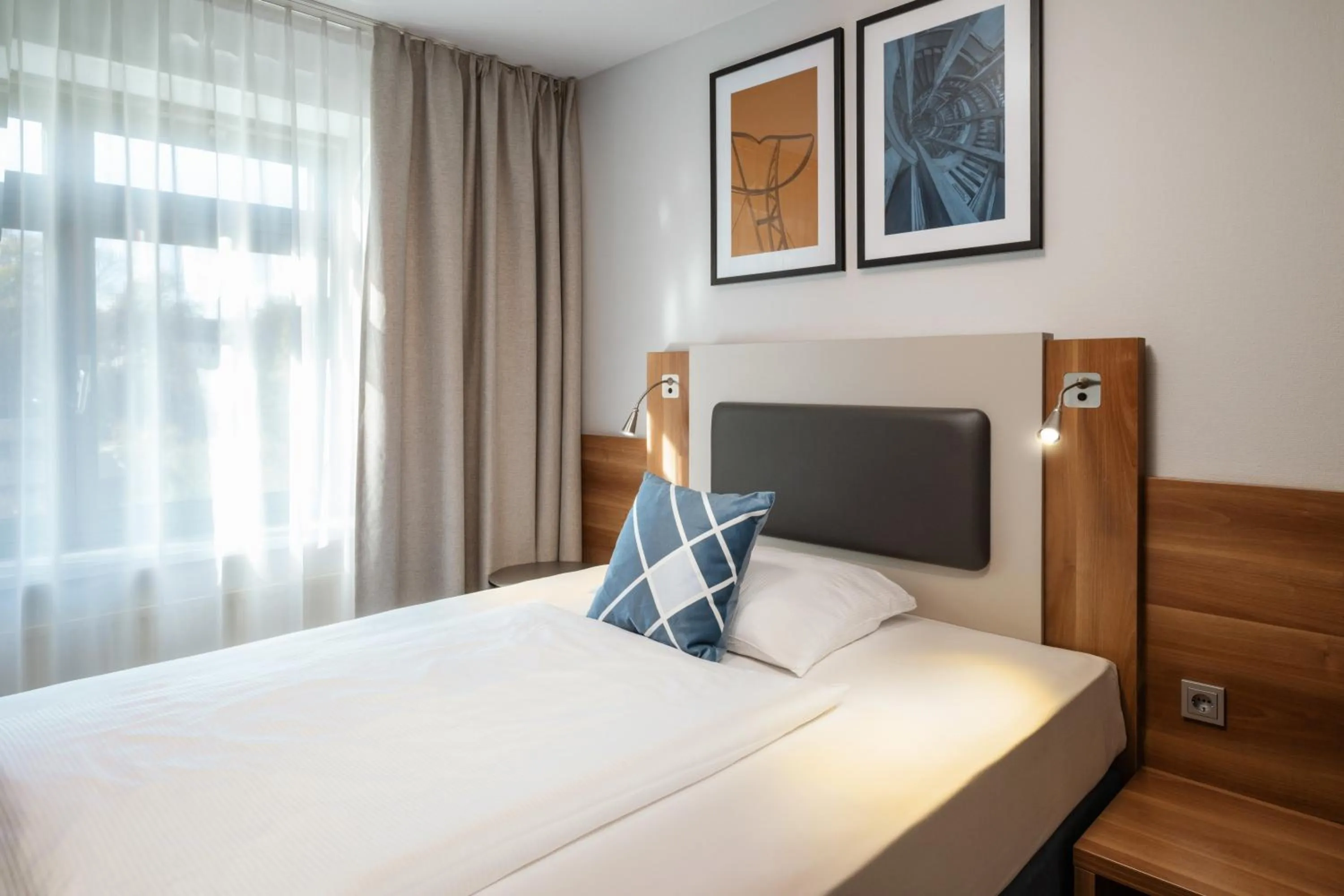 Photo of the whole room, Bed in GHOTEL hotel & living Hannover