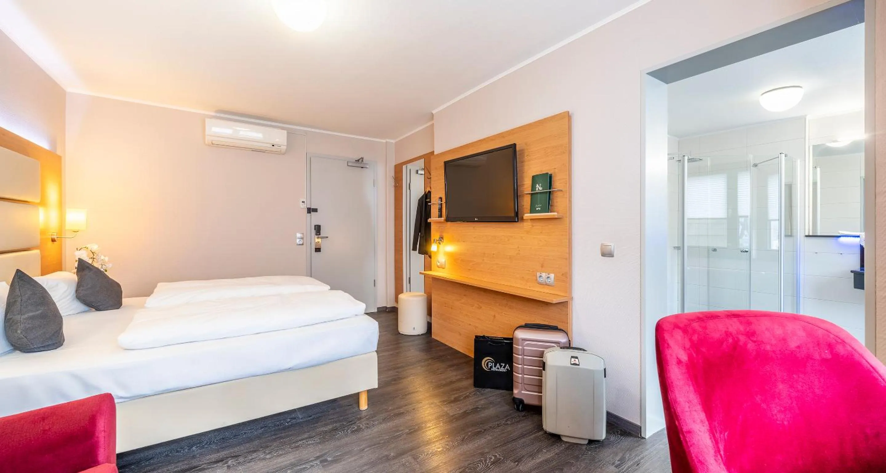 Bed in PLAZA INN Braunschweig City Süd