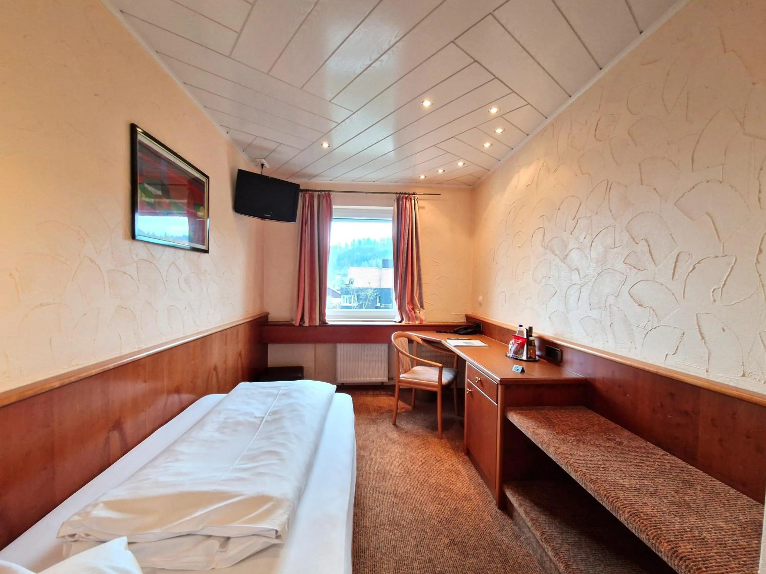 Bed in Badhotel Restaurant Stauferland