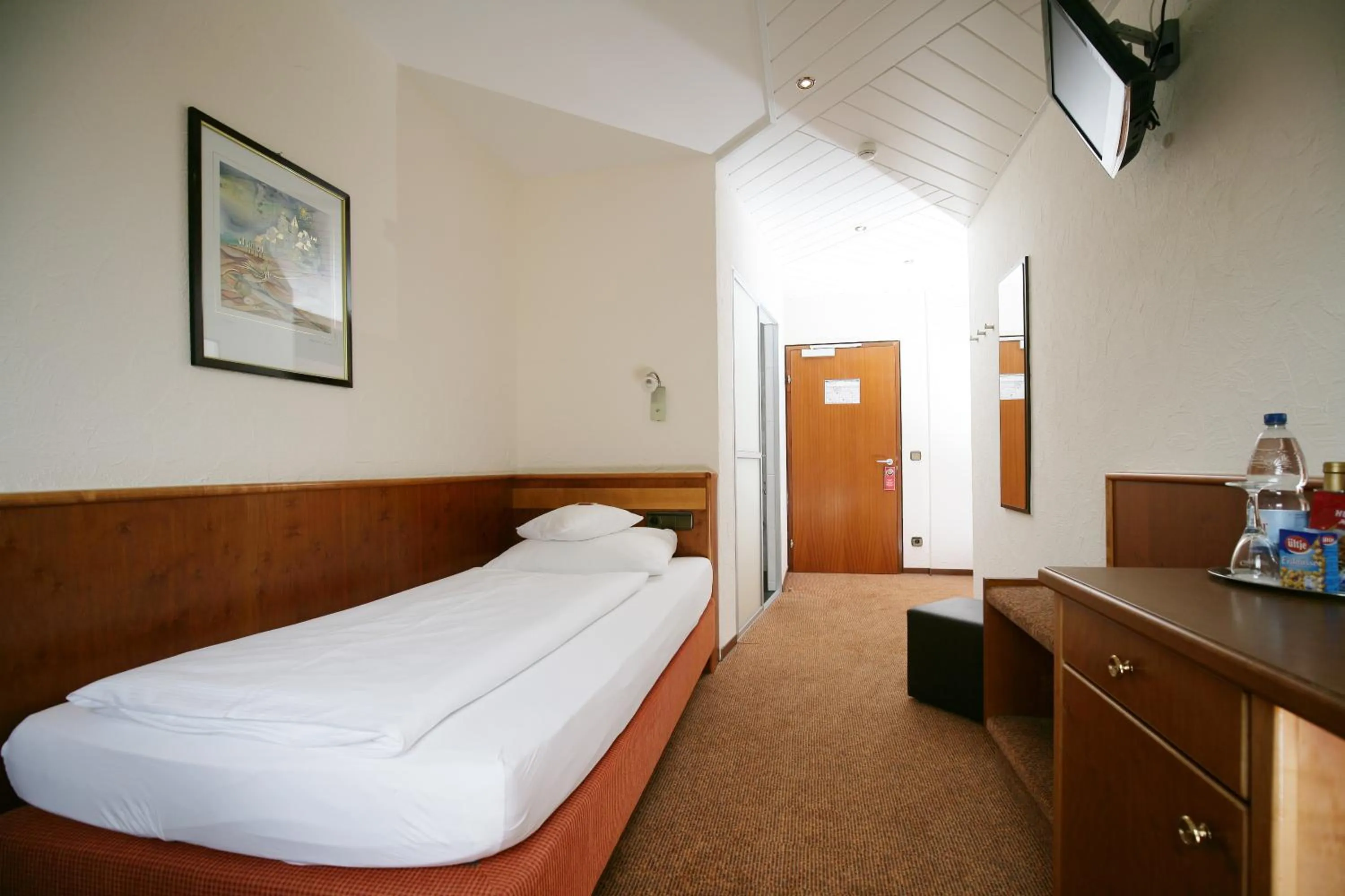 Photo of the whole room, Bed in Badhotel Restaurant Stauferland