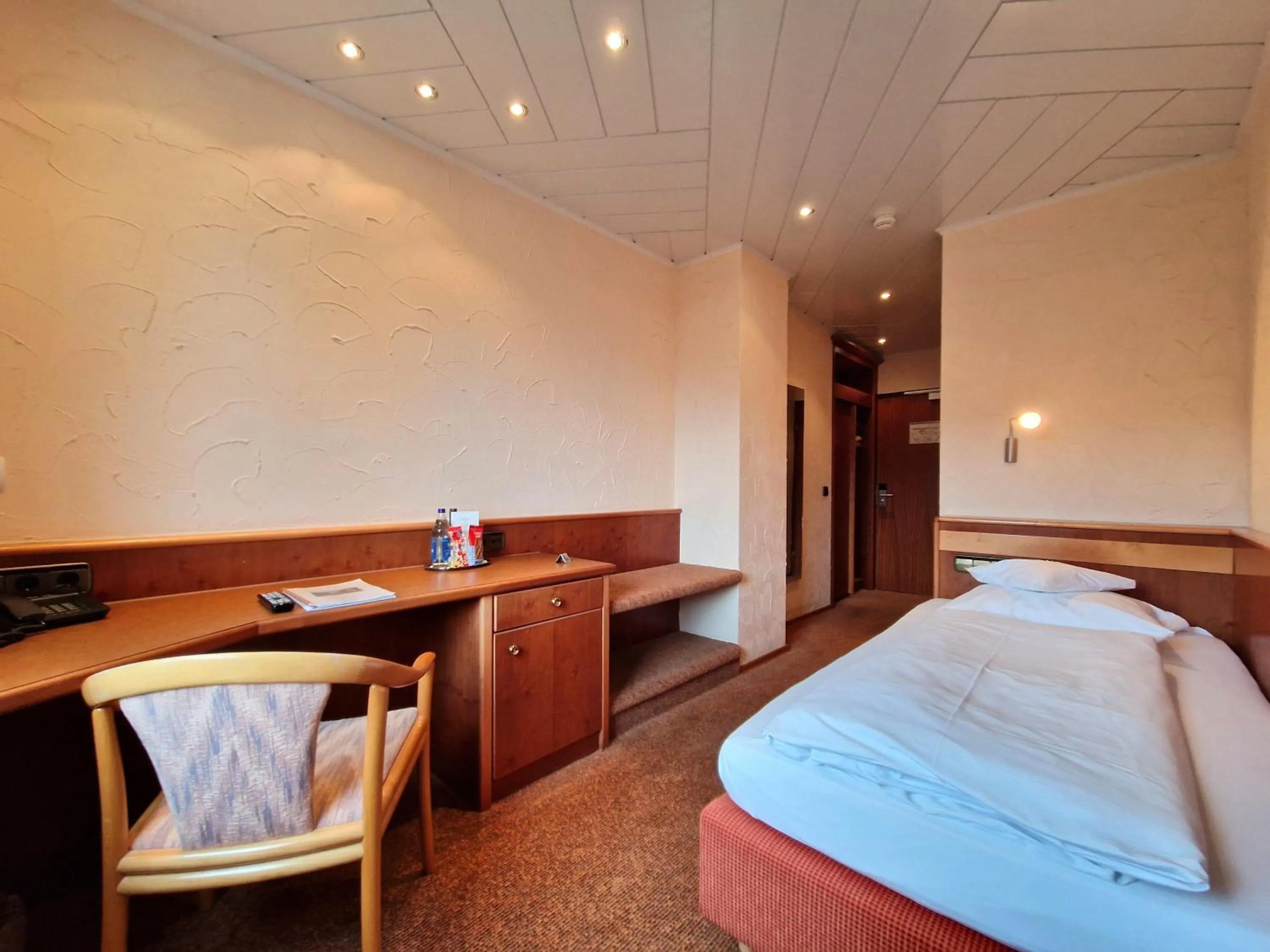 Bed in Badhotel Restaurant Stauferland