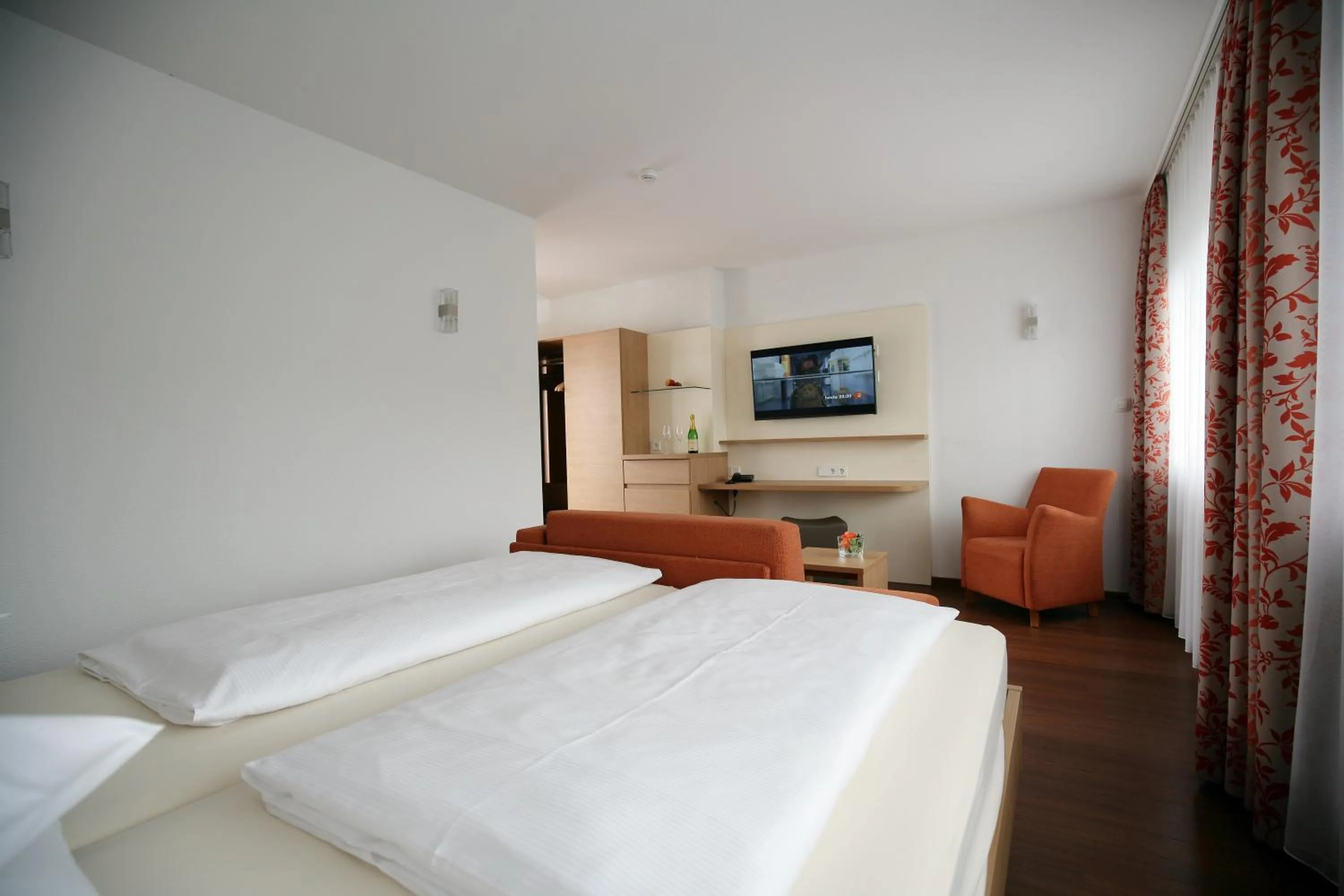 Photo of the whole room, Bed in Badhotel Restaurant Stauferland