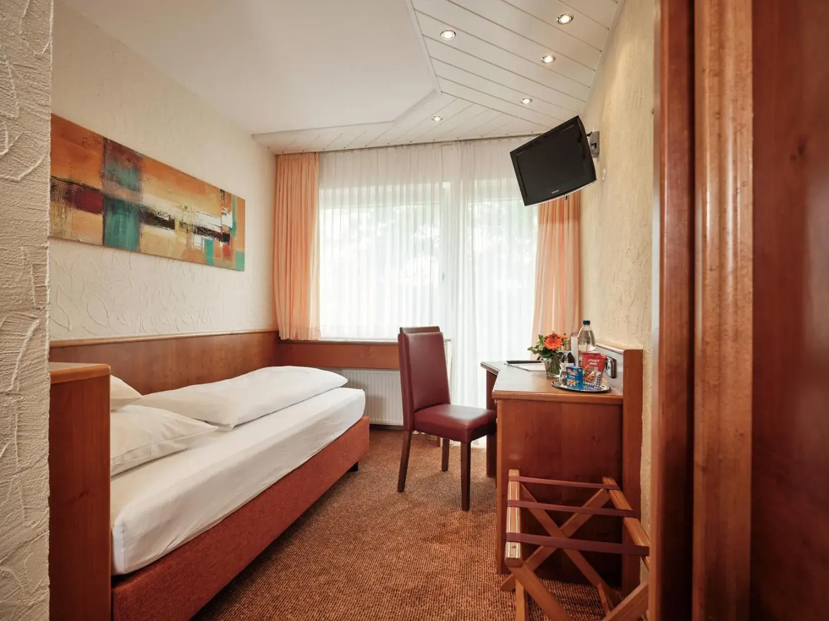 Comfort Single Room with Balcony - single occupancy in Badhotel Restaurant Stauferland Comfort Single Room with Balcony - single occupancy in Badhotel Restaurant Stauferland