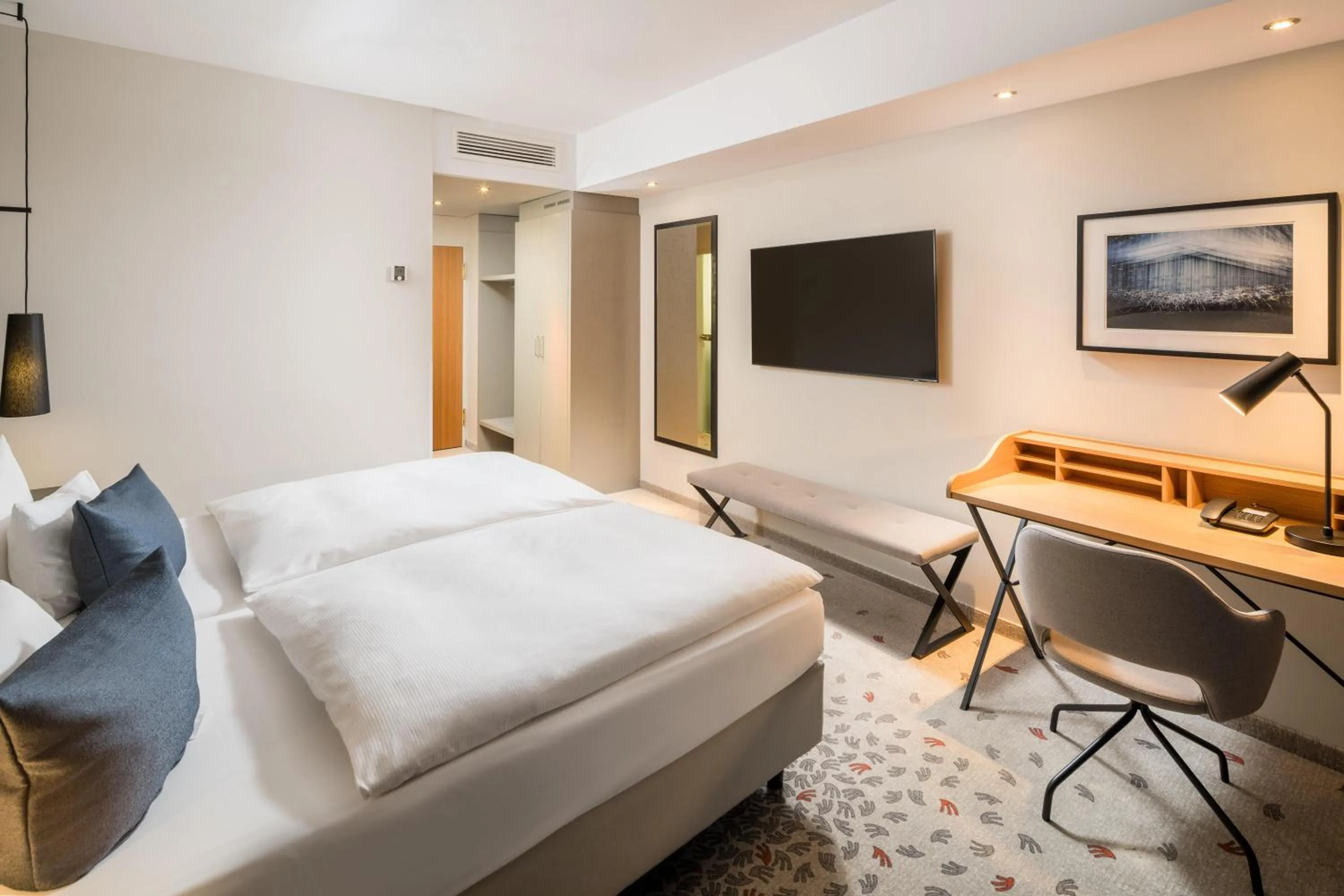 Photo of the whole room, Bed in Steigenberger Hotel Bielefelder Hof