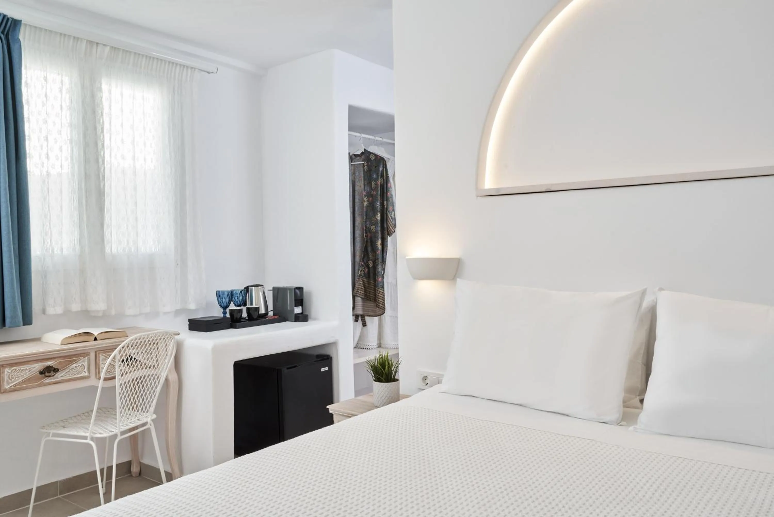 Photo of the whole room, Bed in Galation