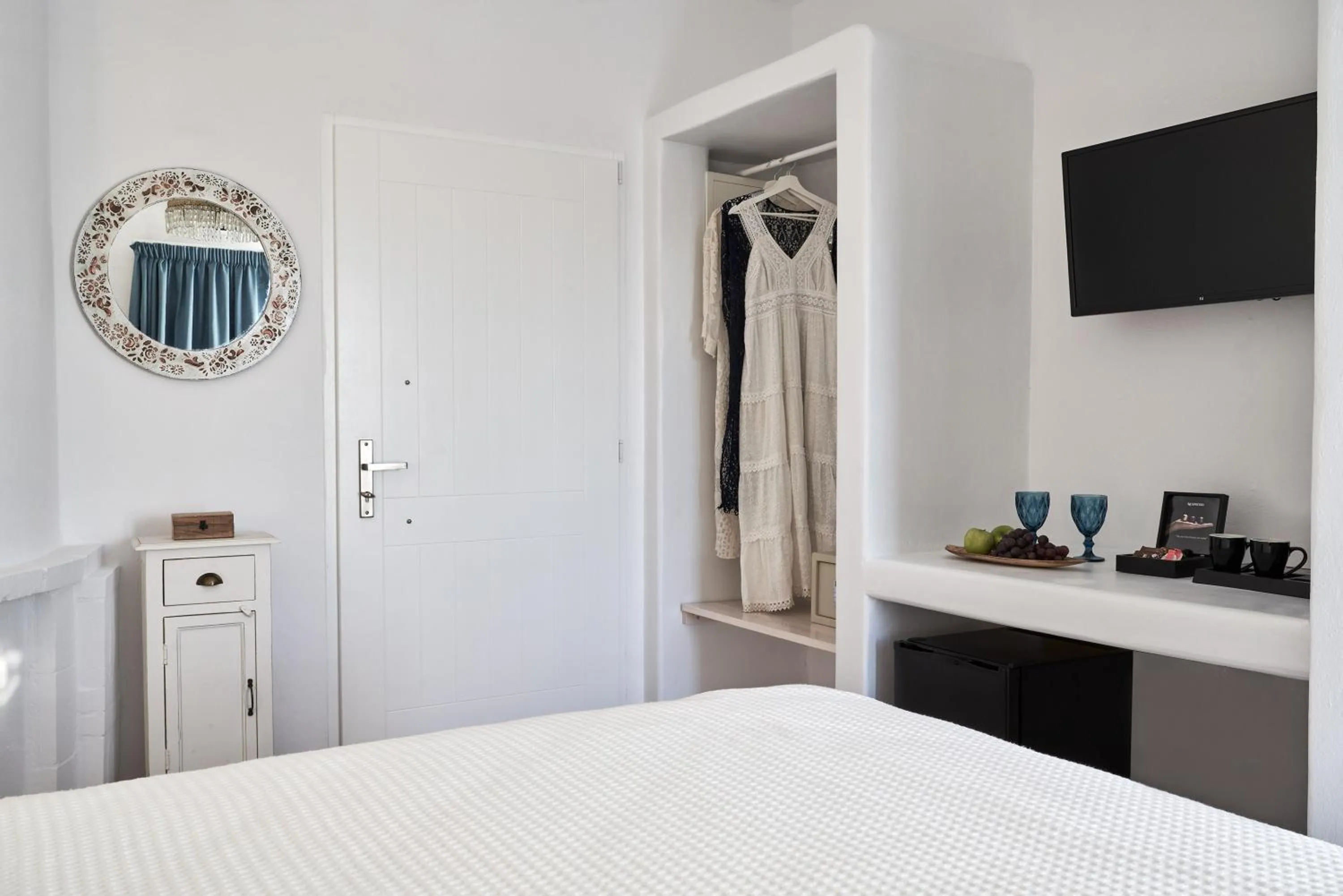 Photo of the whole room, Bed in Galation