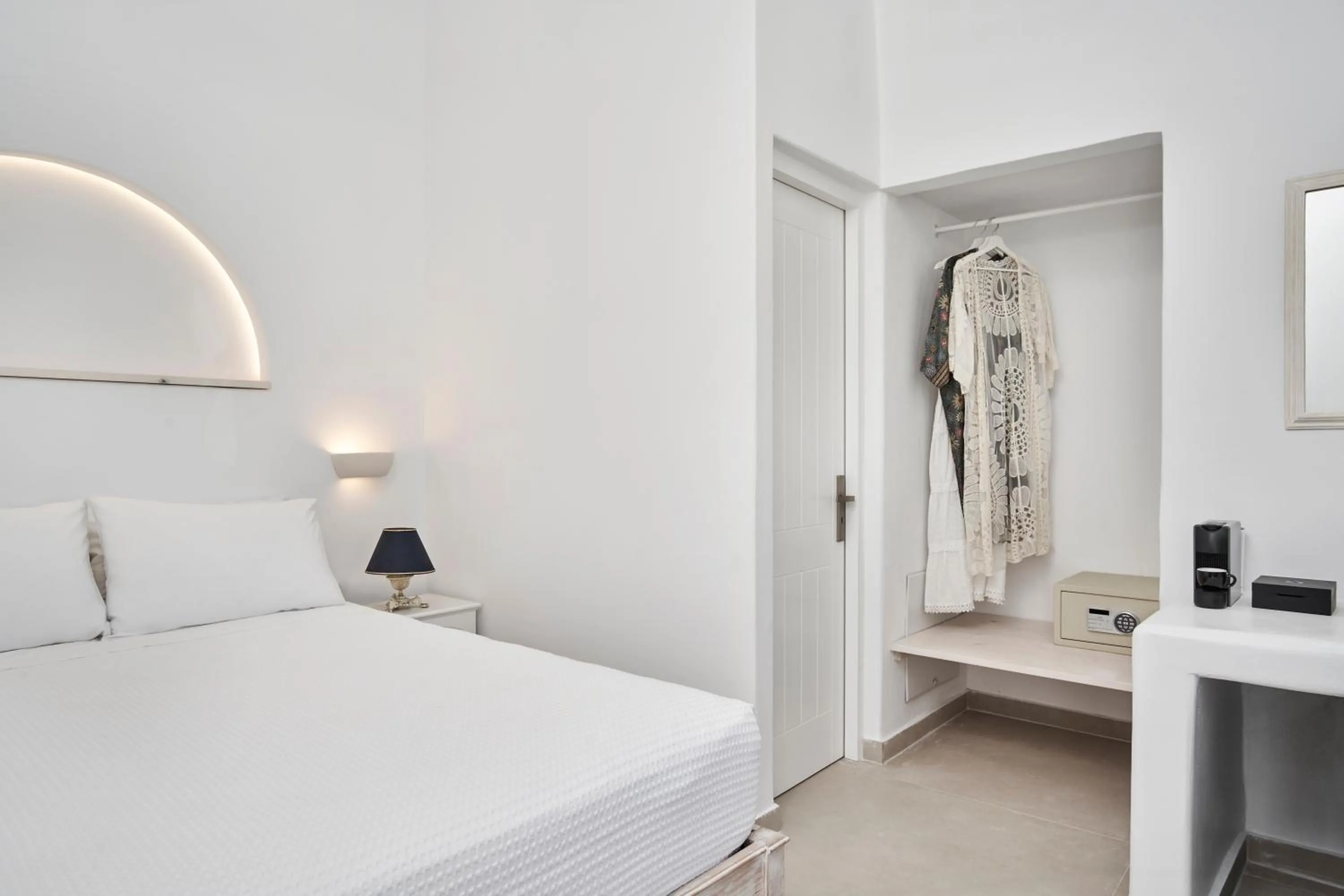 Photo of the whole room, Bed in Galation