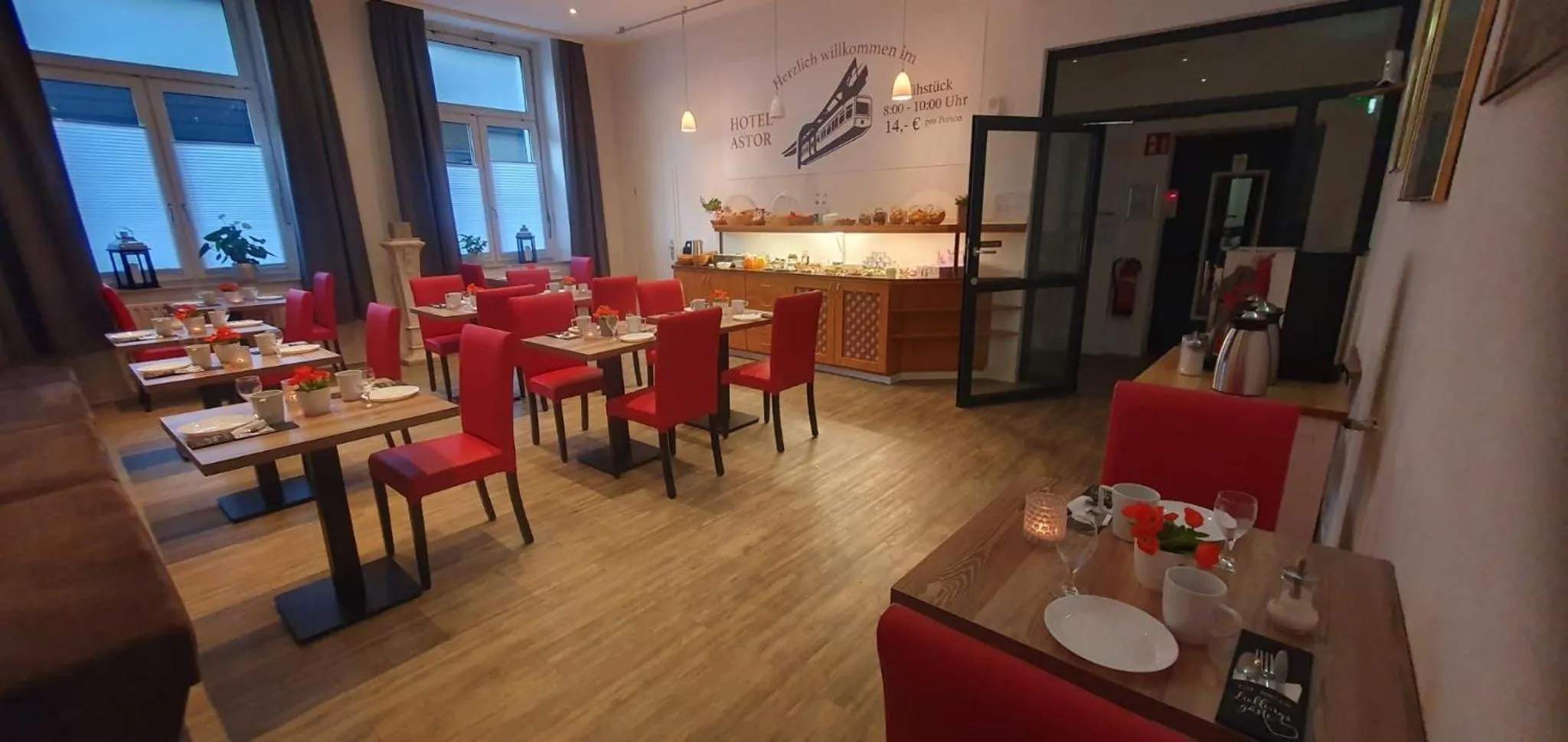 Restaurant/places to eat in Hotel Astor