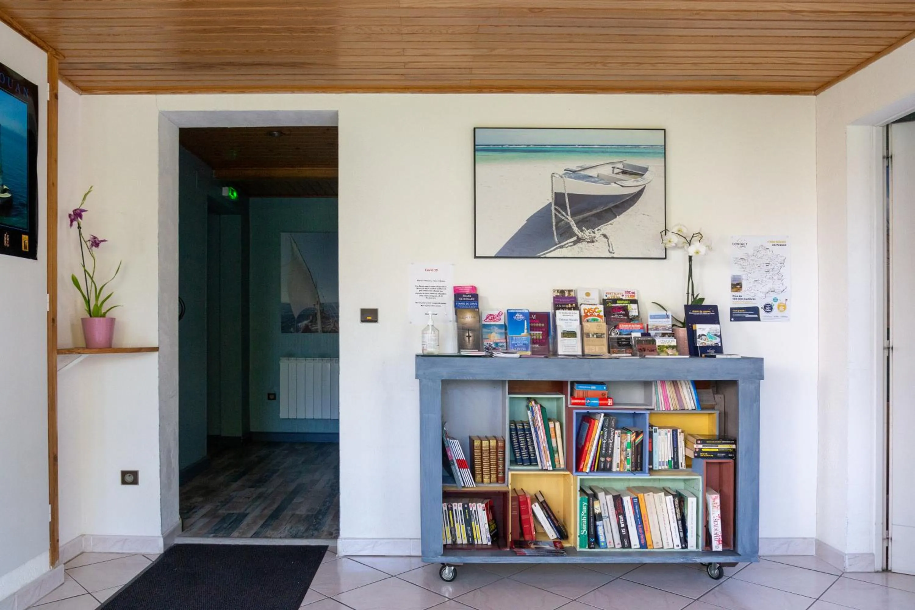 Lobby or reception in Hôtel LES TERRASSES