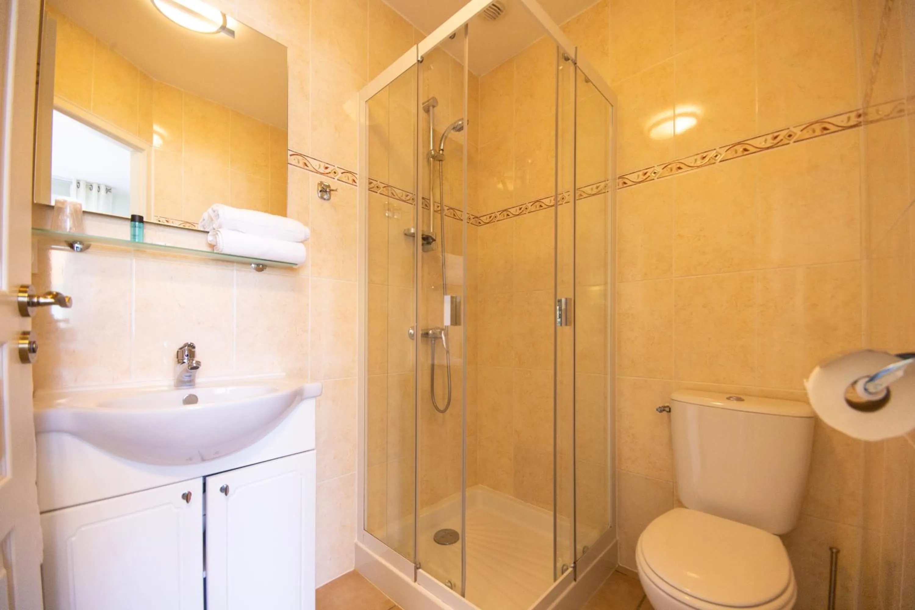 Bathroom in Hôtel LES TERRASSES