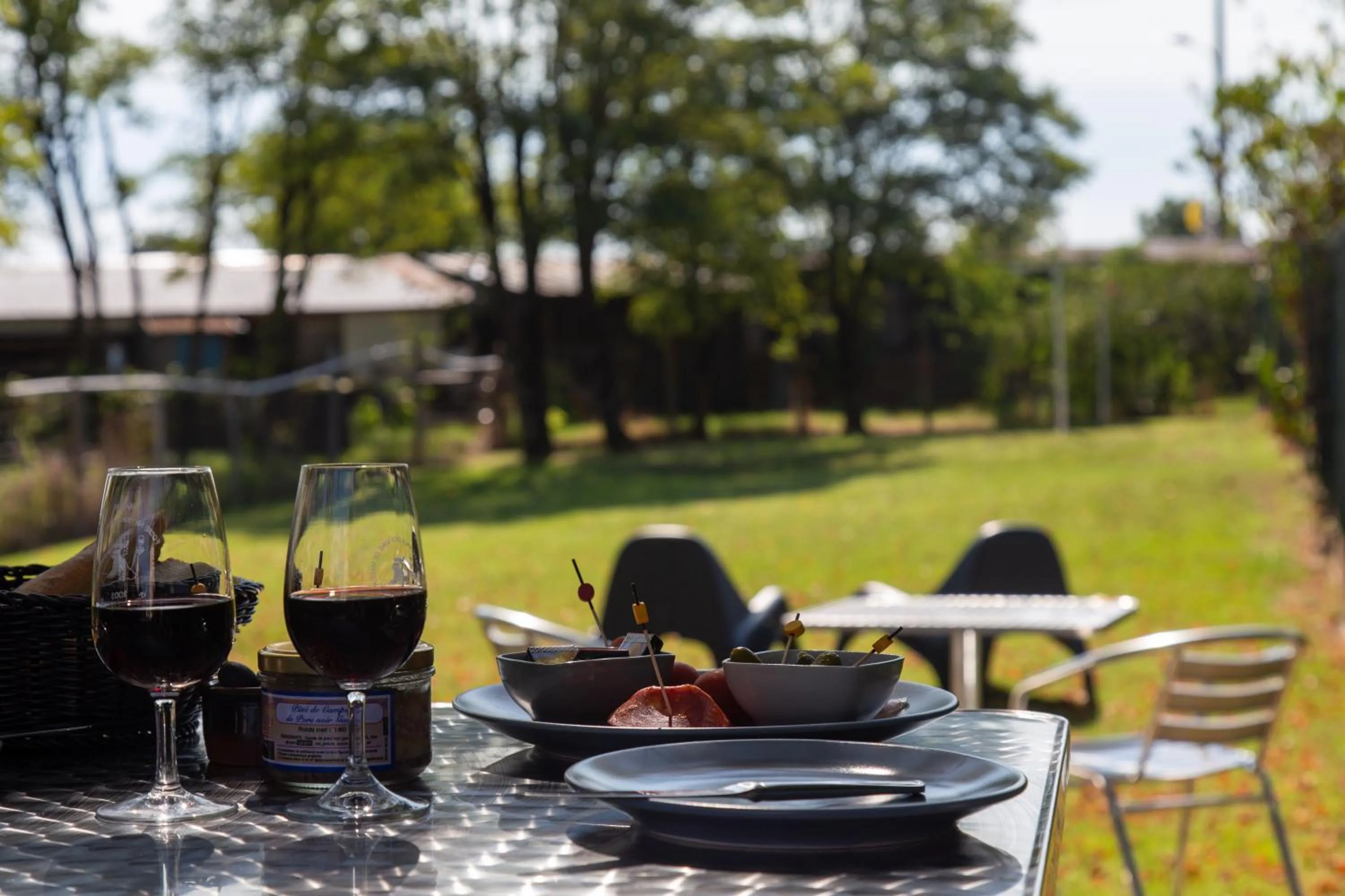 Garden view in Hôtel LES TERRASSES